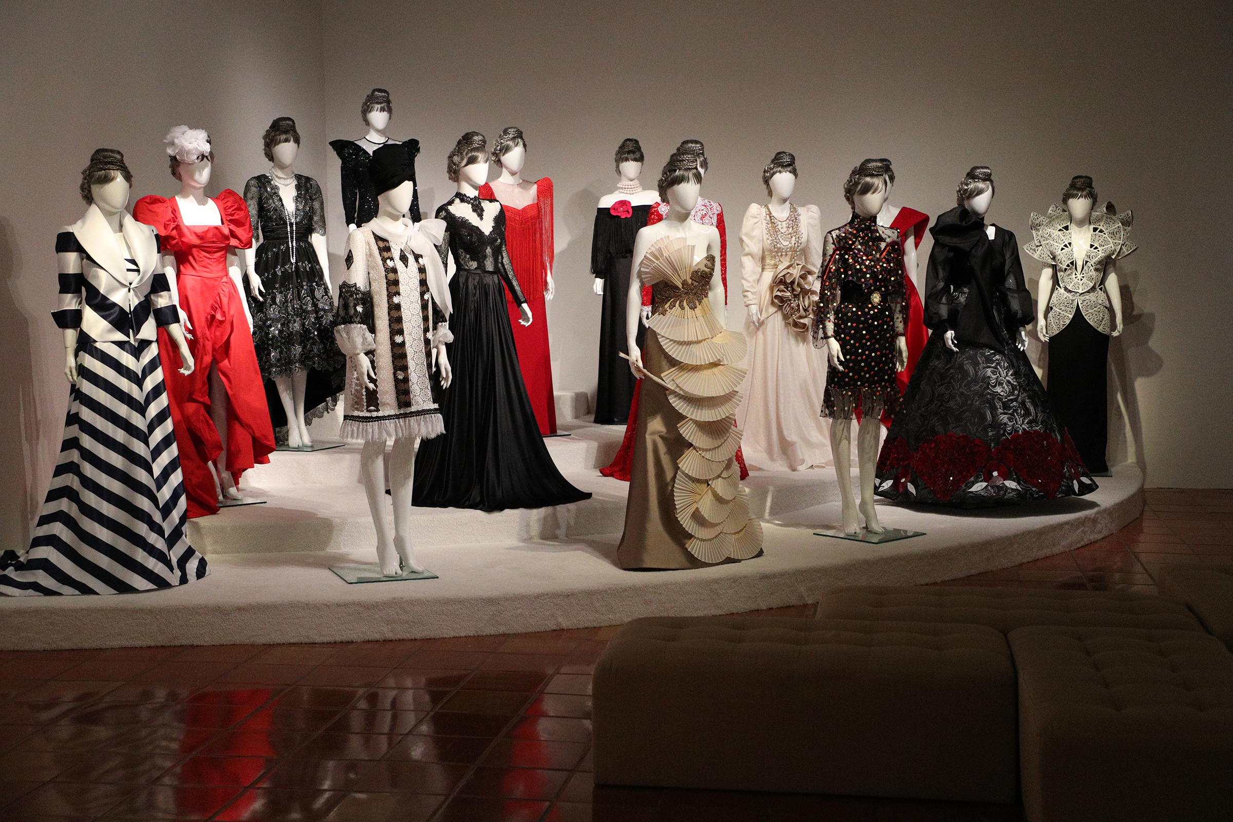 En la tercera sala se encuentra un homenaje realizado por 15 diseñadores locales quienes, inspirados en la imagen de doña Fela, confeccionaron una variedad de vestidos. (Foto: Juan Luis Martínez)