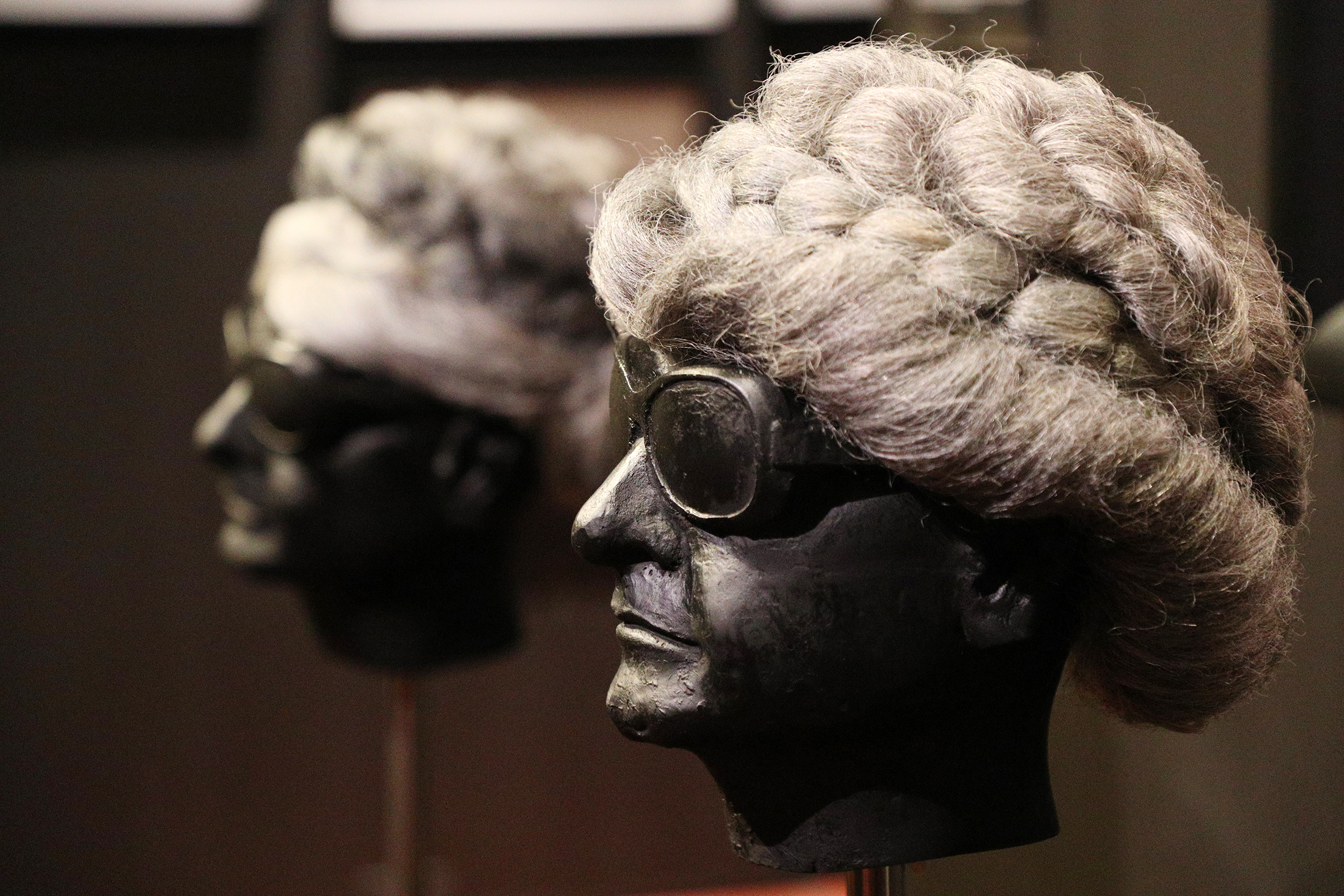 El peinado de doña Fela fue cambiando con el paso de los años, pero desde la década de 1950 adoptó el uso de pelucas. Primero compradas en color castaño y luego algunas hechas con su cabello gris haciéndose el famoso peinado “pompadour”. (Foto: Juan Luis Martínez)