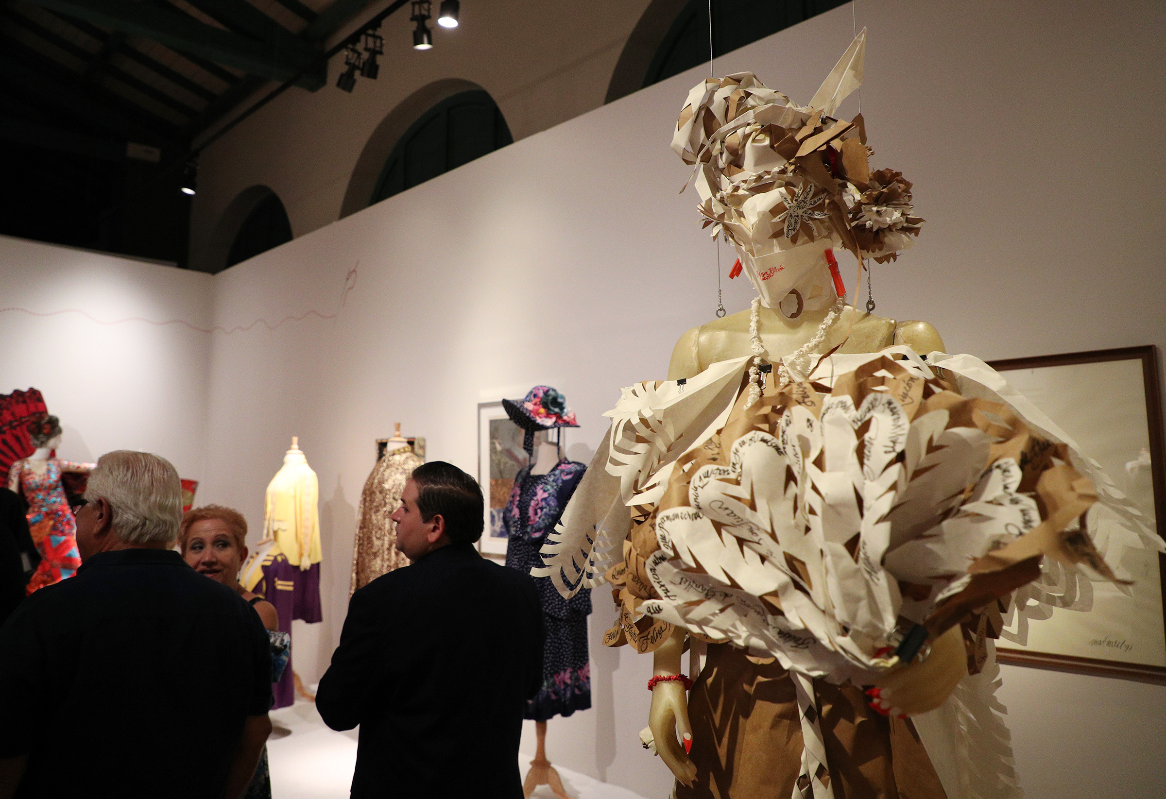 Vestido en papel confeccionado en papel por Martorell. (Foto: Juan Luis Martínez)