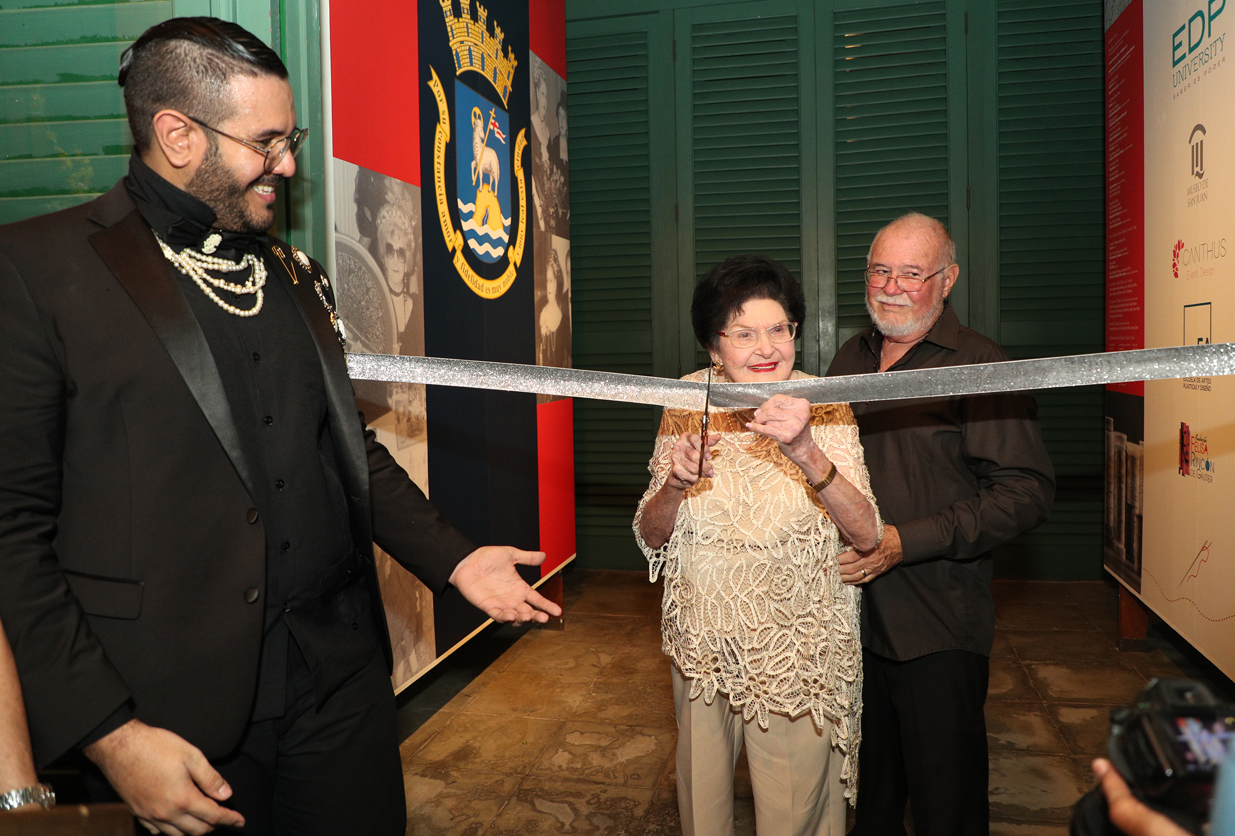 Hilda Jiménez, directora Ejecutiva de Casa-Museo Felisa Rincón de Gautier, tuvo a su cargo el corte de cinta de la exhibición. (Foto: Juan Luis Martínez)
