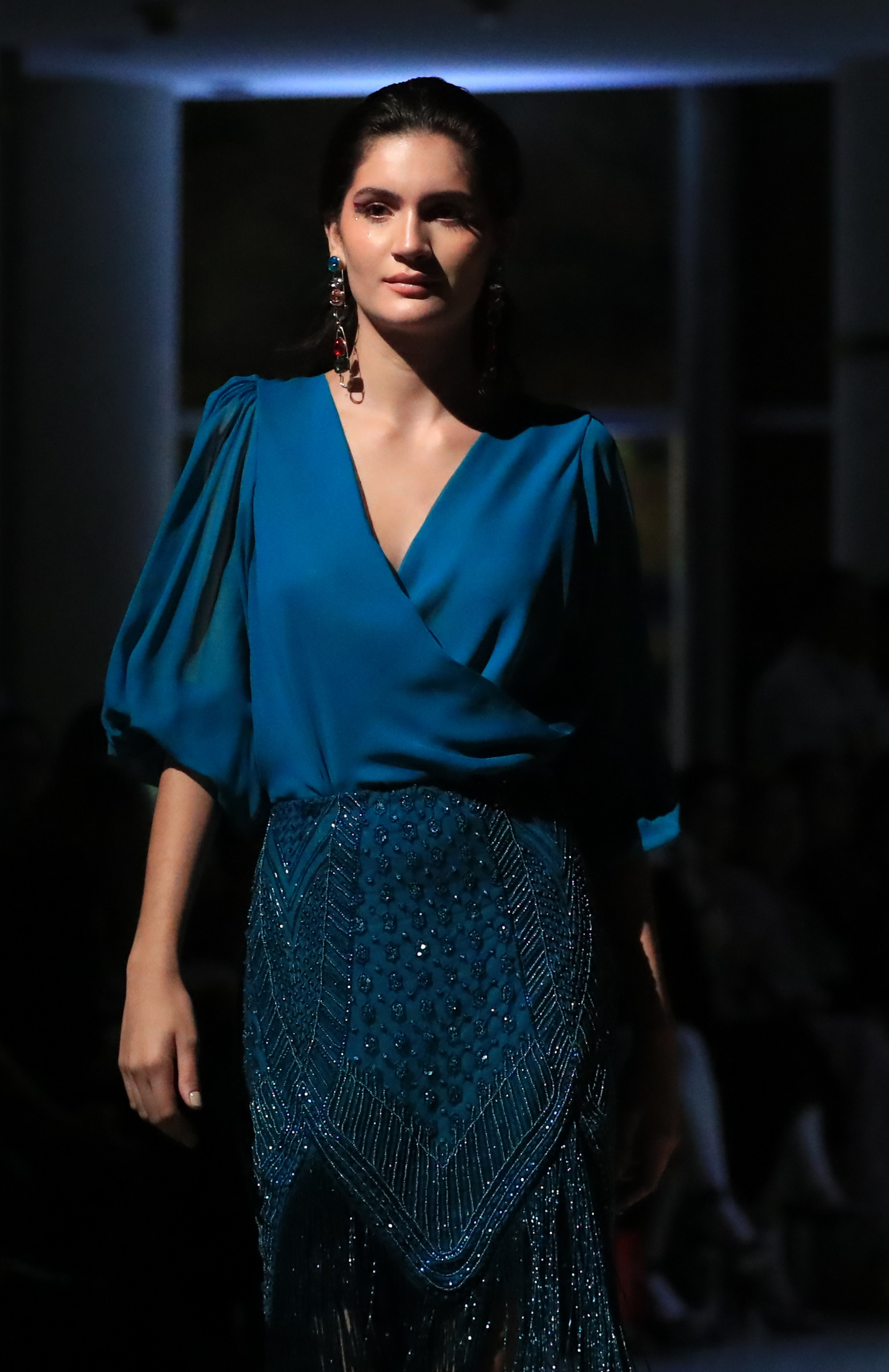 Blusa drapeada con falda que termina en pico y flecos, exquisitamente bordada en un "look"monocromático azul pavo real. Foto david.villafane@gfrmedia