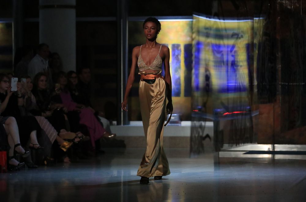 Conjunto de pantalón en seda, "sash" y top bordado en canutillos dorado mate. Foto david.villafane@gfrmedia