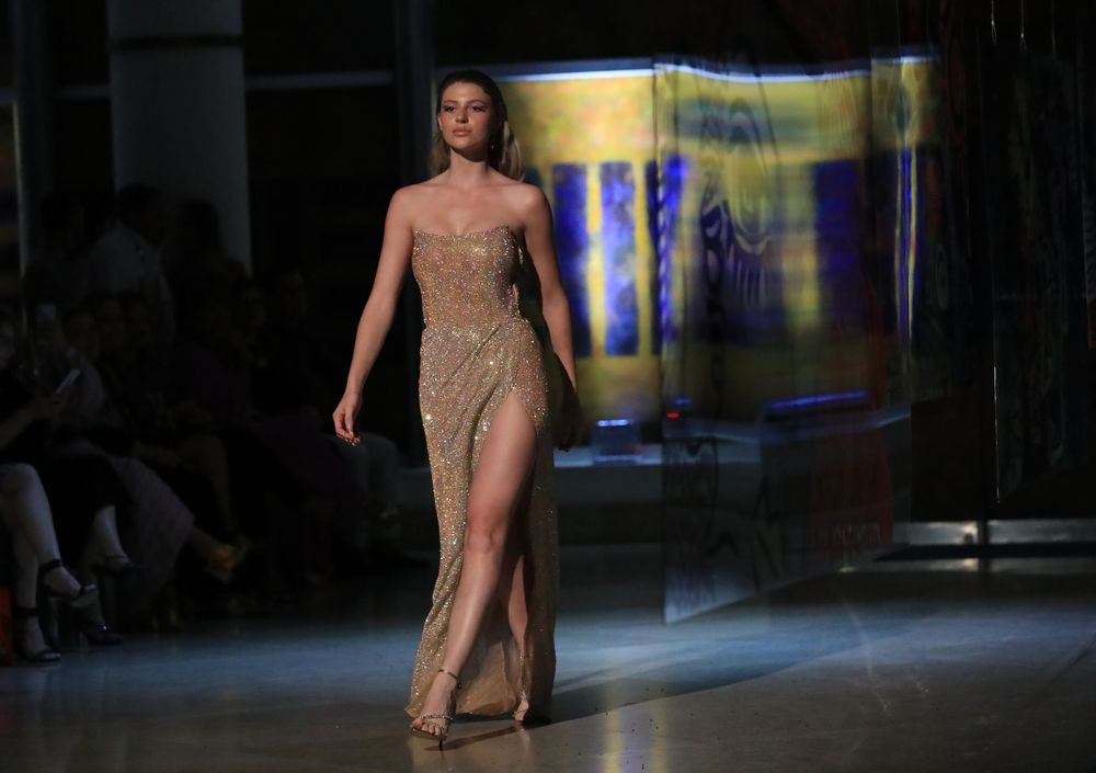 Vestido bordado en pedrería tipo columna "strapless"y abertura frontal.Foto david.villafane@gfrmedia