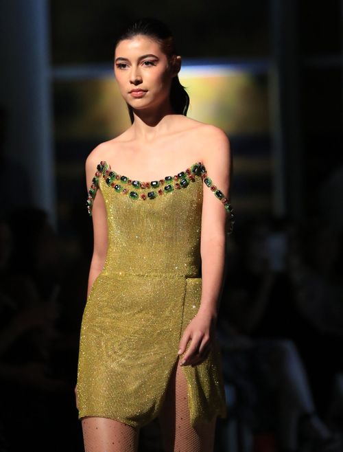 Vestido con detalles en flores tamaño mini y pedrería, en forma de guirnalda, con tirantes bajo de hombros. Foto david.villafane@gfrmedia