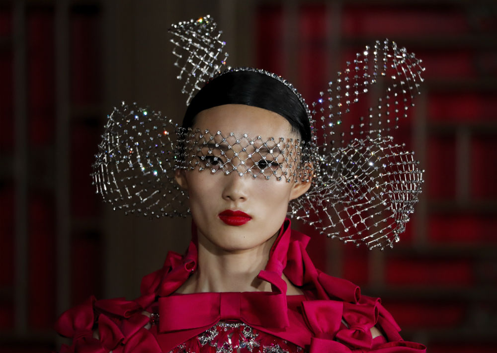 El rojo, un color muy importante para la casa de moda Valentino, estuvo muy presente en la propuesta. (AP)