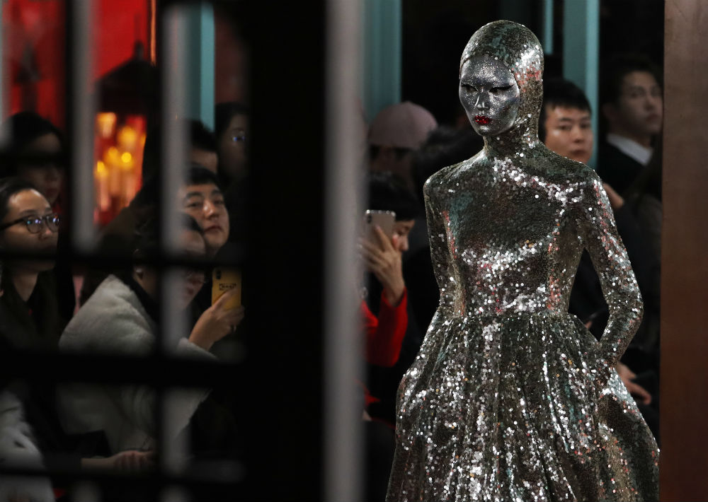 Más de 32,000 lentejuelas se utilizaron en la creación de este vestido. (AP)