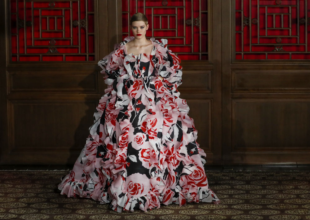Se destacaron estampados florales bordados. (AP)