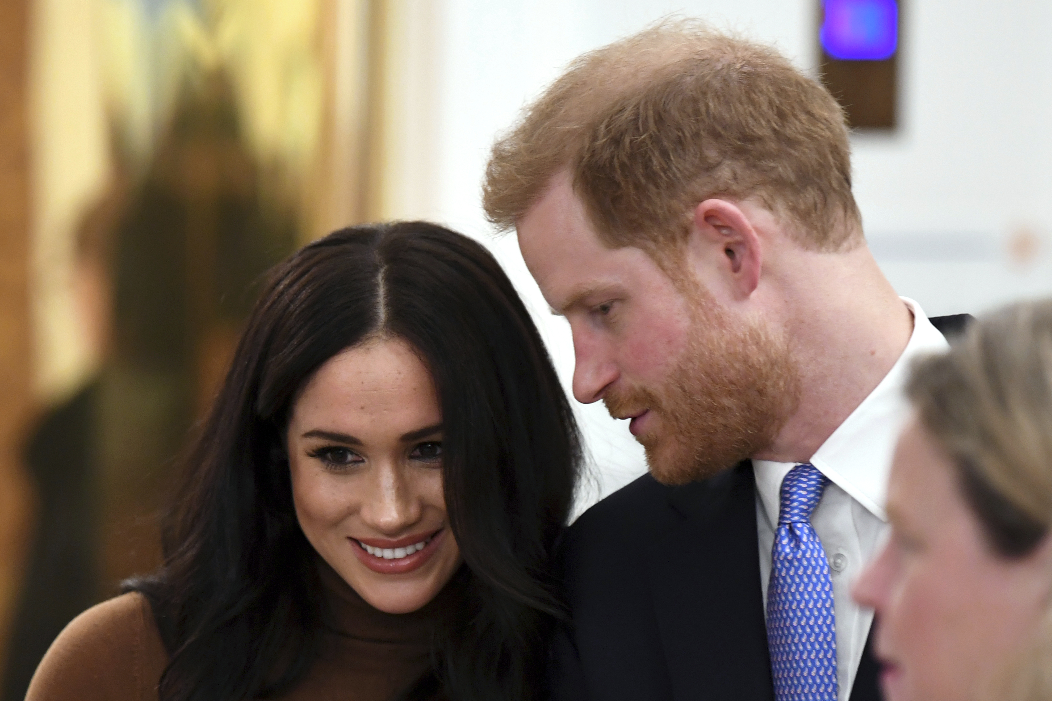 Seis meses después de su boda, Meghan se había convertido en blanco de críticas, por parte de duros tabloides británicos, por tener un carácter “demasiado fuerte” y “evadir los estándares de vestir de la corona británica”. Se dijo que su actitud había ocasionado la renuncia de algunos fieles empleados de palacio. (Archivo)