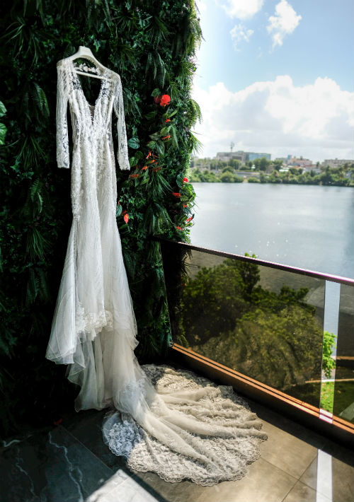 La presentadora seleccionó un vestido de la prestigiosa línea Pronovias, disponible en D’Royal Bride. (Emilio León Photography)