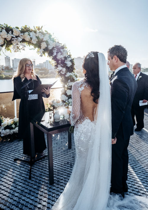 La presentadora de televisión unió su vida al publicista Roberto González en una ceremonia celebrada durante una tarde soleada. (Emilio León Photography)