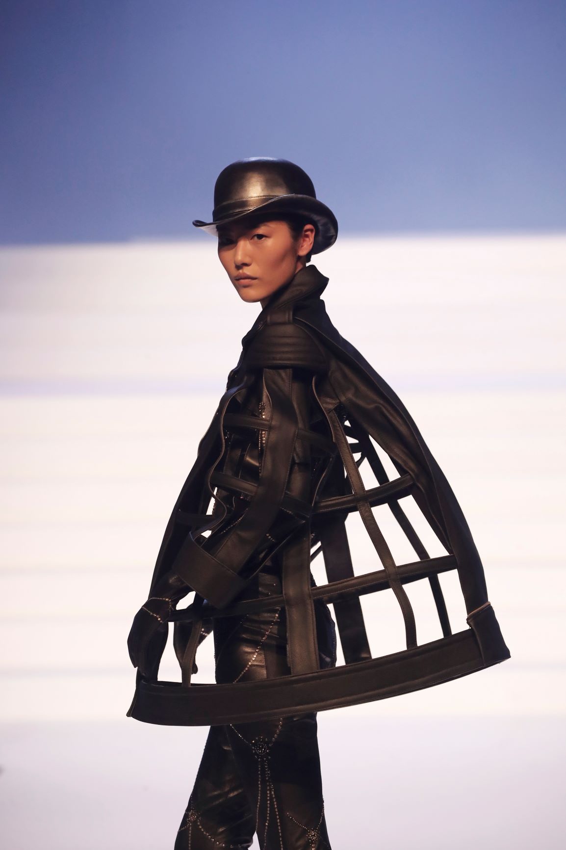 Si algo ha caracterizado a Gaultier en su próspera carrera es la mezcla entre lo irreverente y lo elegante. (AP)