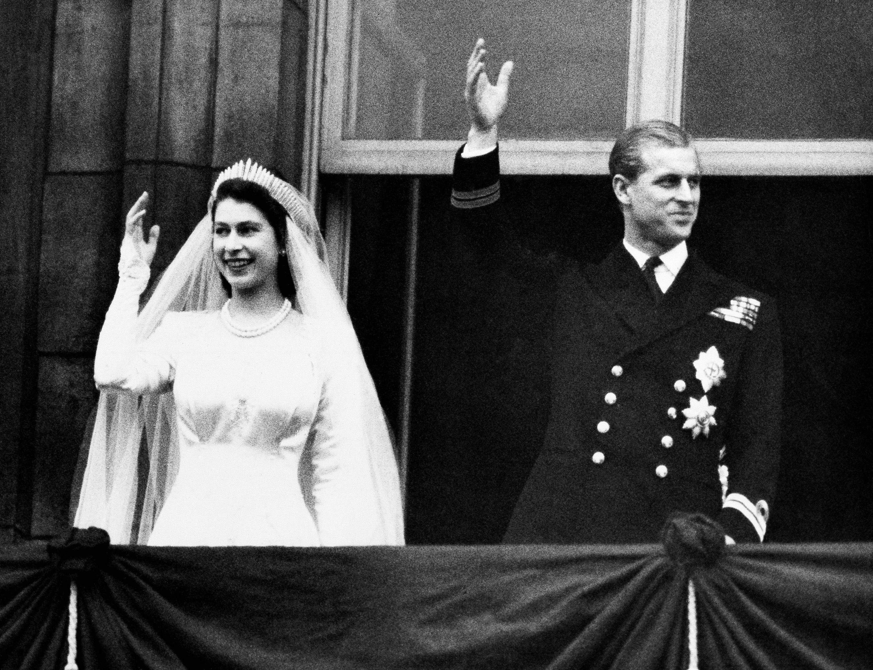La entonces princesa Elizabeth y Philip de Mountbatten contrajeron matrimonio el 20 de noviembre de 1947, seis años antes de que Elizabeth fuera coronada reina de Inglaterra con apenas 27 años. (AP)