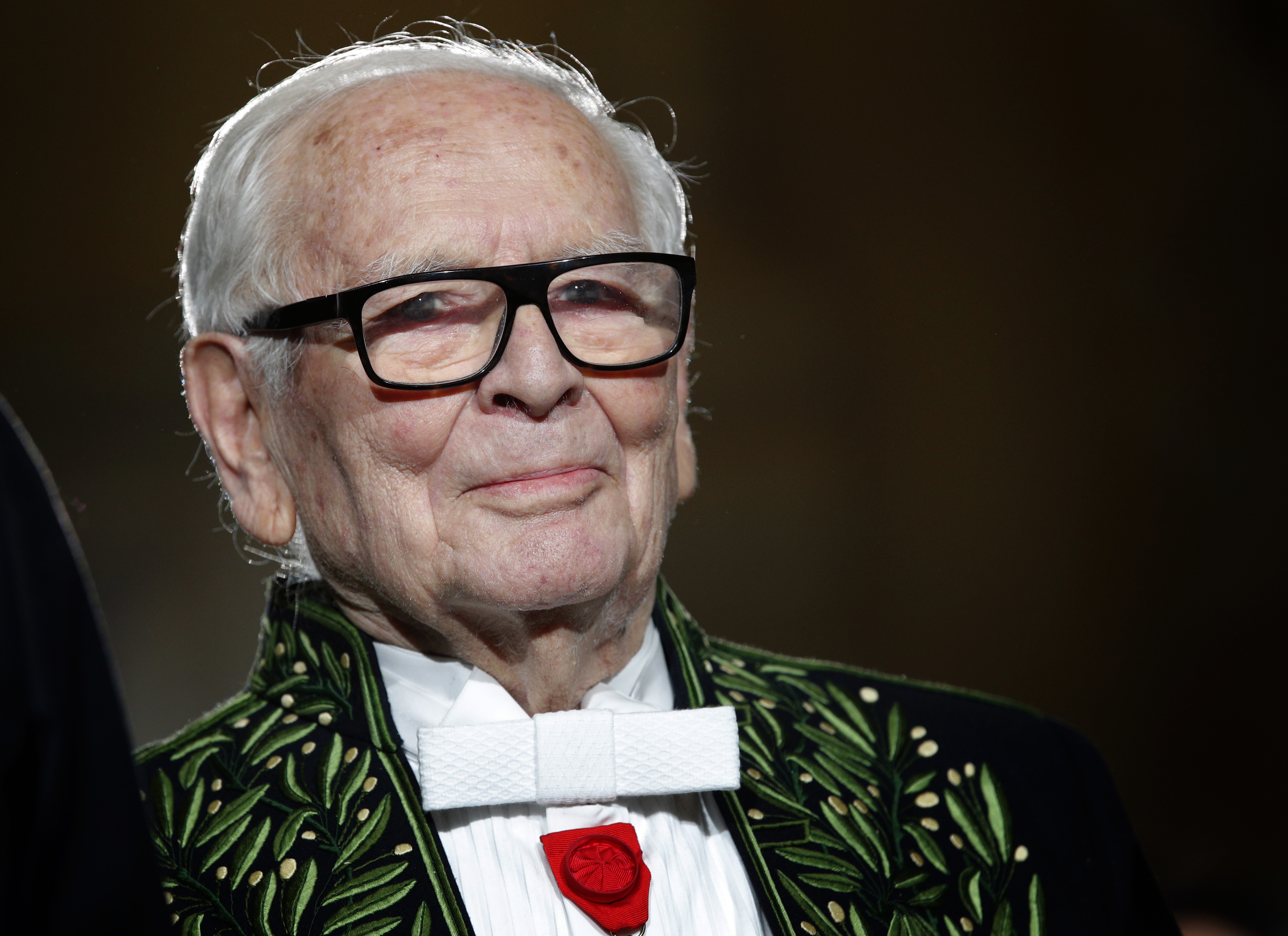 Pierre Cardin, el diseñador cuyo estilo de la era espacial fue uno de los símbolos de la moda en la década de 1960, falleció a los 98 años, informó el martes la Academia de Bellas Artes de Francia. (AP)