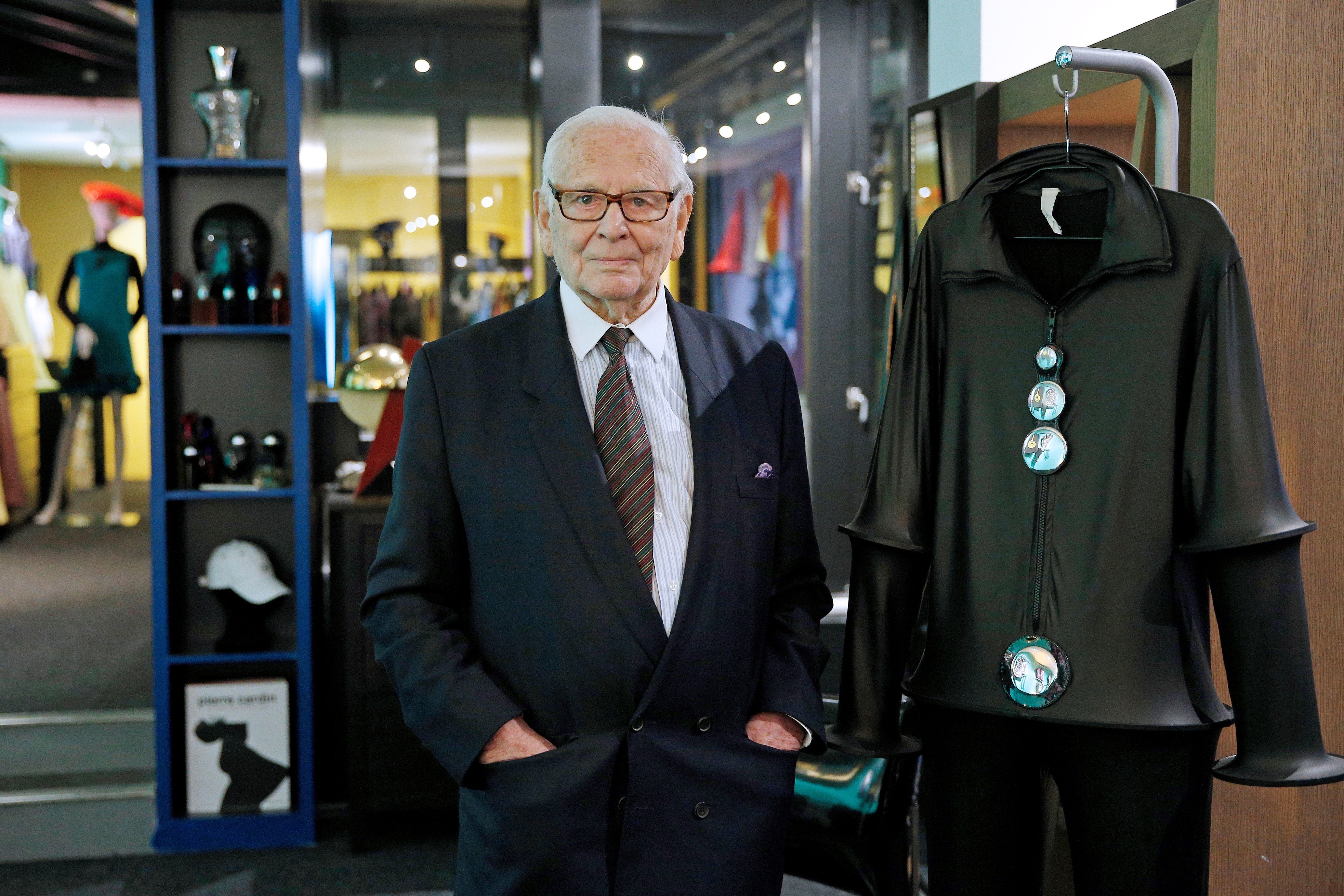 Cardin ha mantenido hasta el fin de sus días su carácter empresarial y su amor por la moda, en un estilo que aunque muchos tachan ahora de pasado, representaba para el diseñador y sus seguidores creaciones atemporales. (EFE)