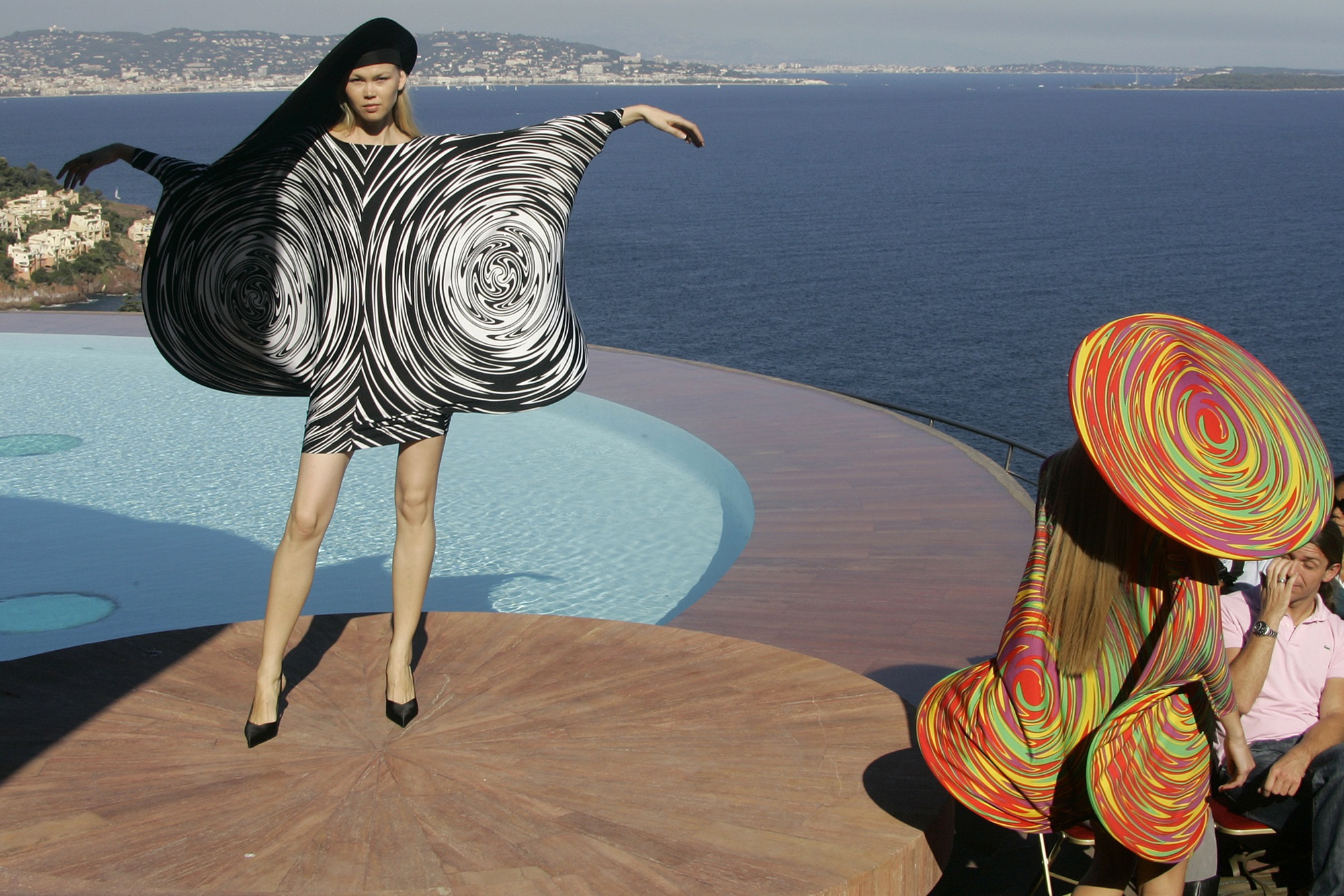 Los vestidos de burbuja y las capas de Cardin envolvían a quienes las llevaban como si se tratara de grandes esferas de tela. Algunos de sus toques tenían forma de platillos voladores. (AP)
