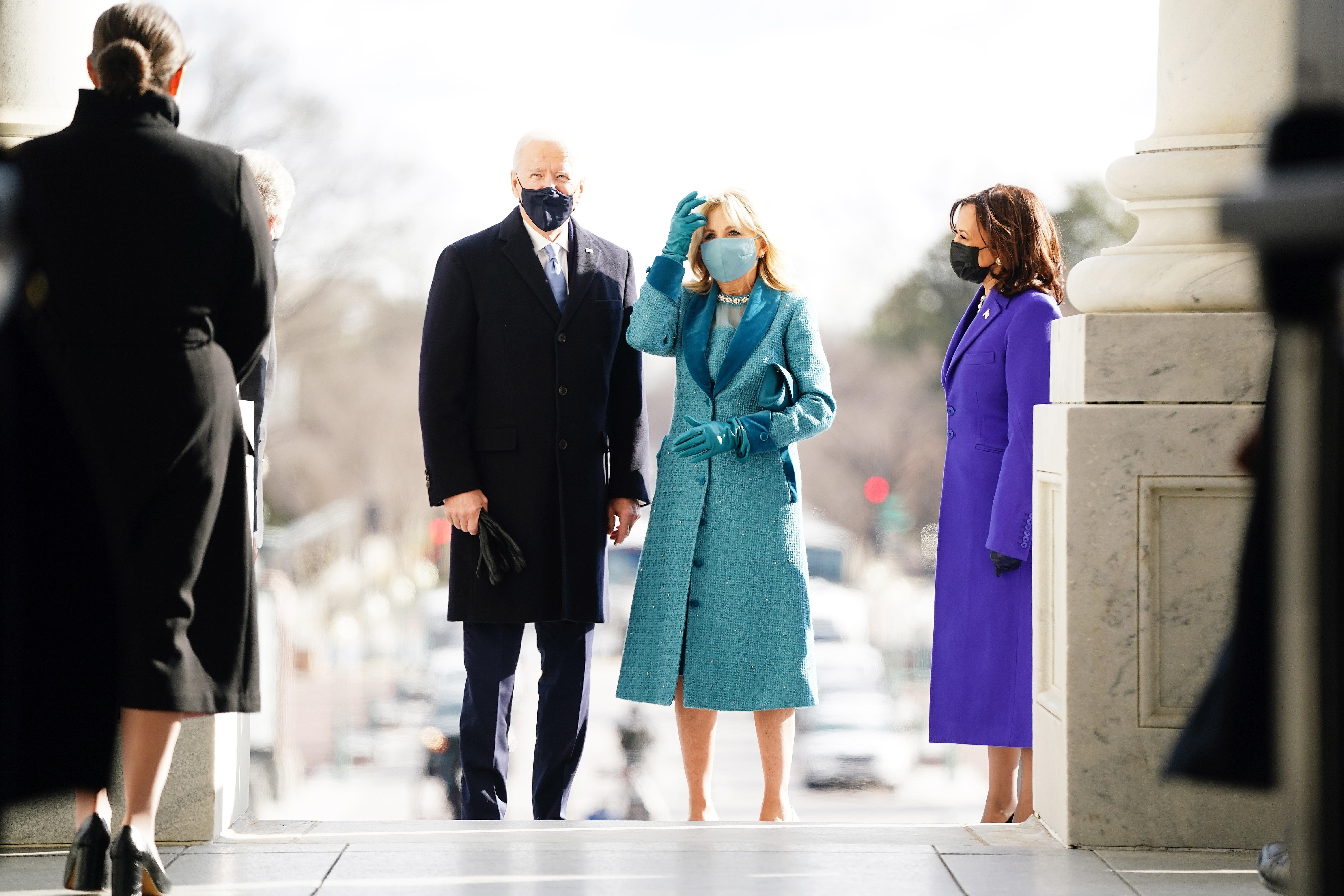 Jill Biden, la nueva primera dama de Estados Unidos, seleccionó un conjunto monocromático de vestido, abrigo en “tweed” revestidos de cristales de Swarovski, creación de la diseñadora Alexandra O’Neill de la marca Markarian, que tiene sede en Nueva York. También usó cartera, guantes y mascarilla a juego. (AP)