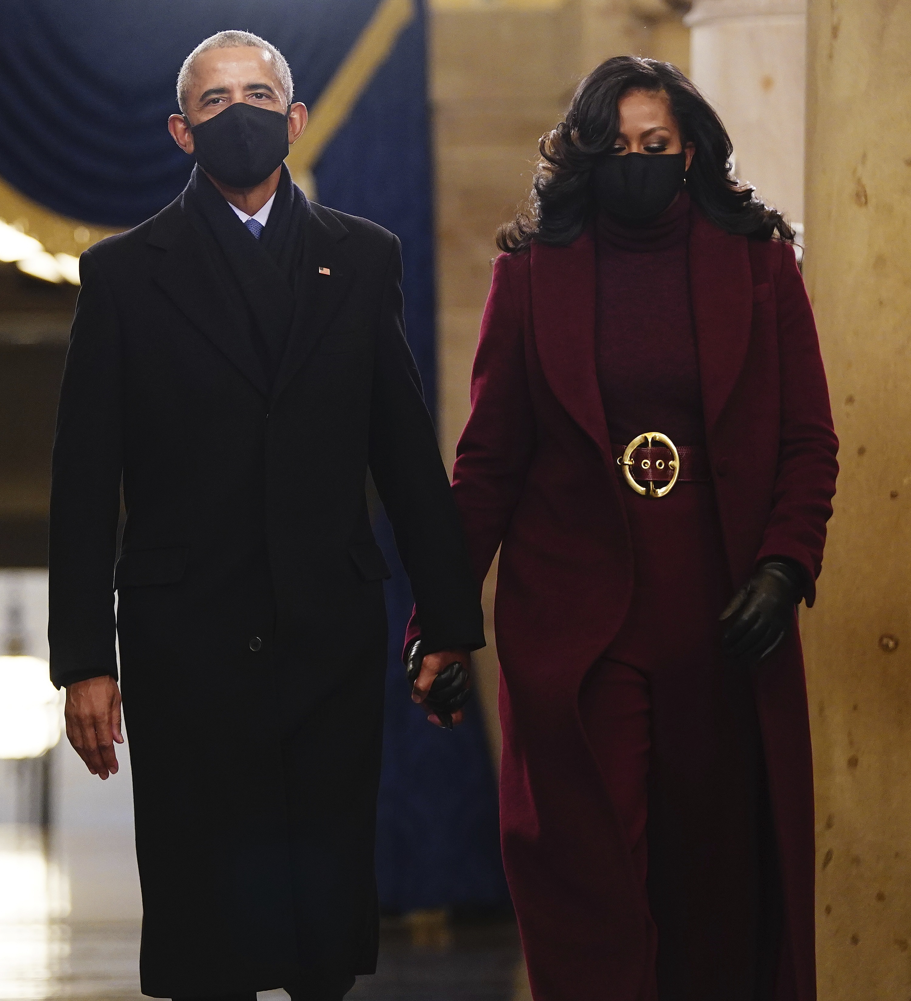 Michelle Obama -quien llegó de la mano con su esposo, el expresidente Barack Obama- lució un conjunto en tono borgoña compuesto por un pantalón de pierna ancha, un jersey de cuello alto y abrigo capa del diseñador Sergio Hudson. (AP)