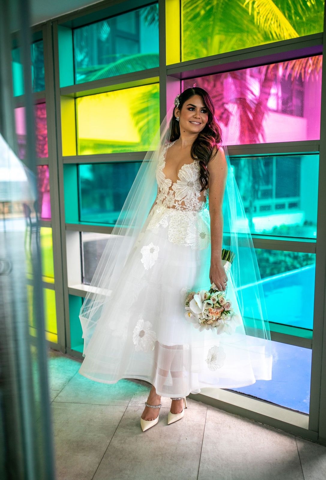Vestido de la novia: Jean Cintrón. Accesorios: Eva Guadalupe. (Foto: Wilo Rosado)