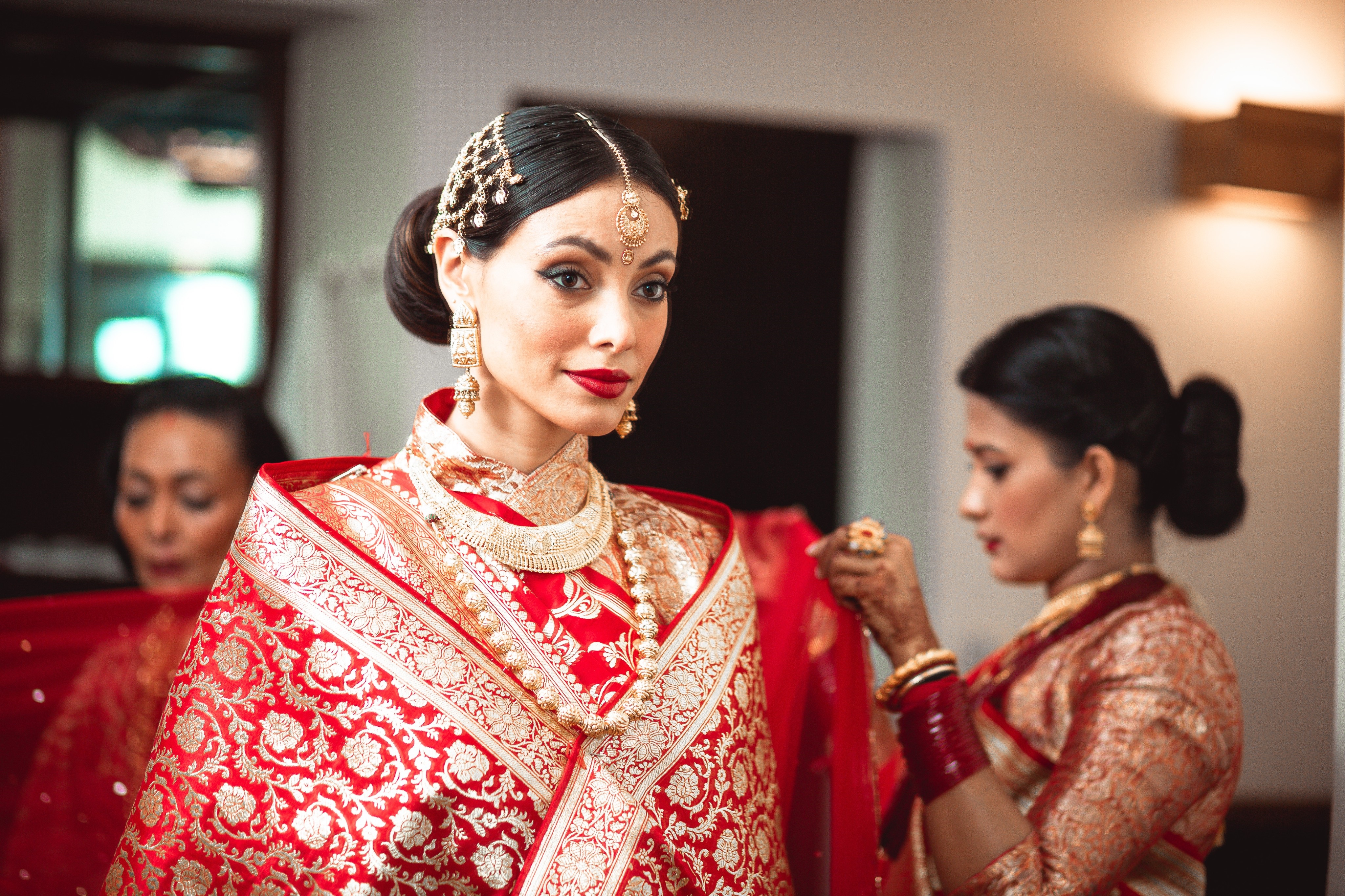 Monic utilizó un saree, el traje tradicional de bodas hindú con adornos y detalles de joyería en oro 24 kilates de Marigold Jewelers. (Foto: Wedding City)