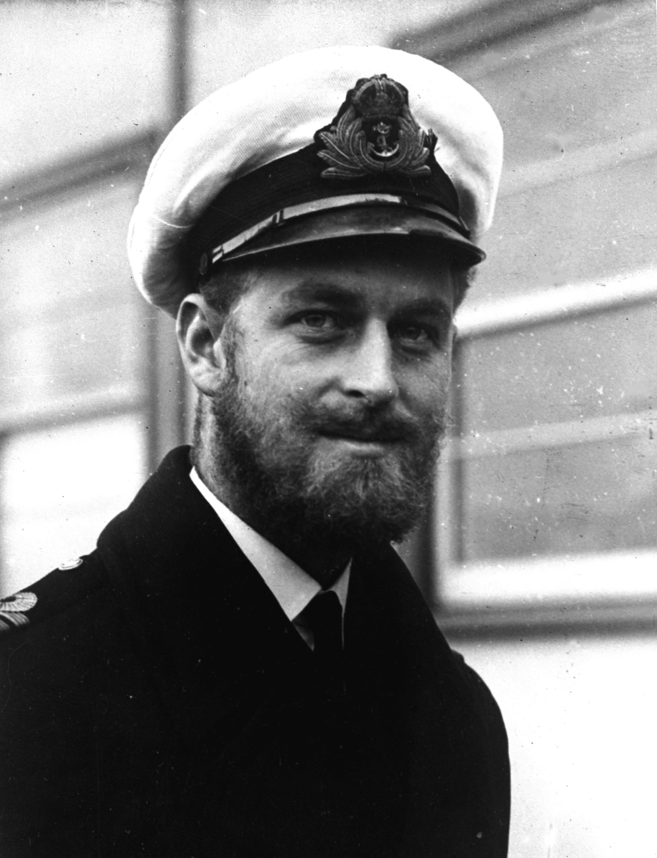 El príncipe Philip tuvo una larga carrera en la milicia. Aquí durante una visita naval a Melbourne, Australia en agosto de 1945. (AP)