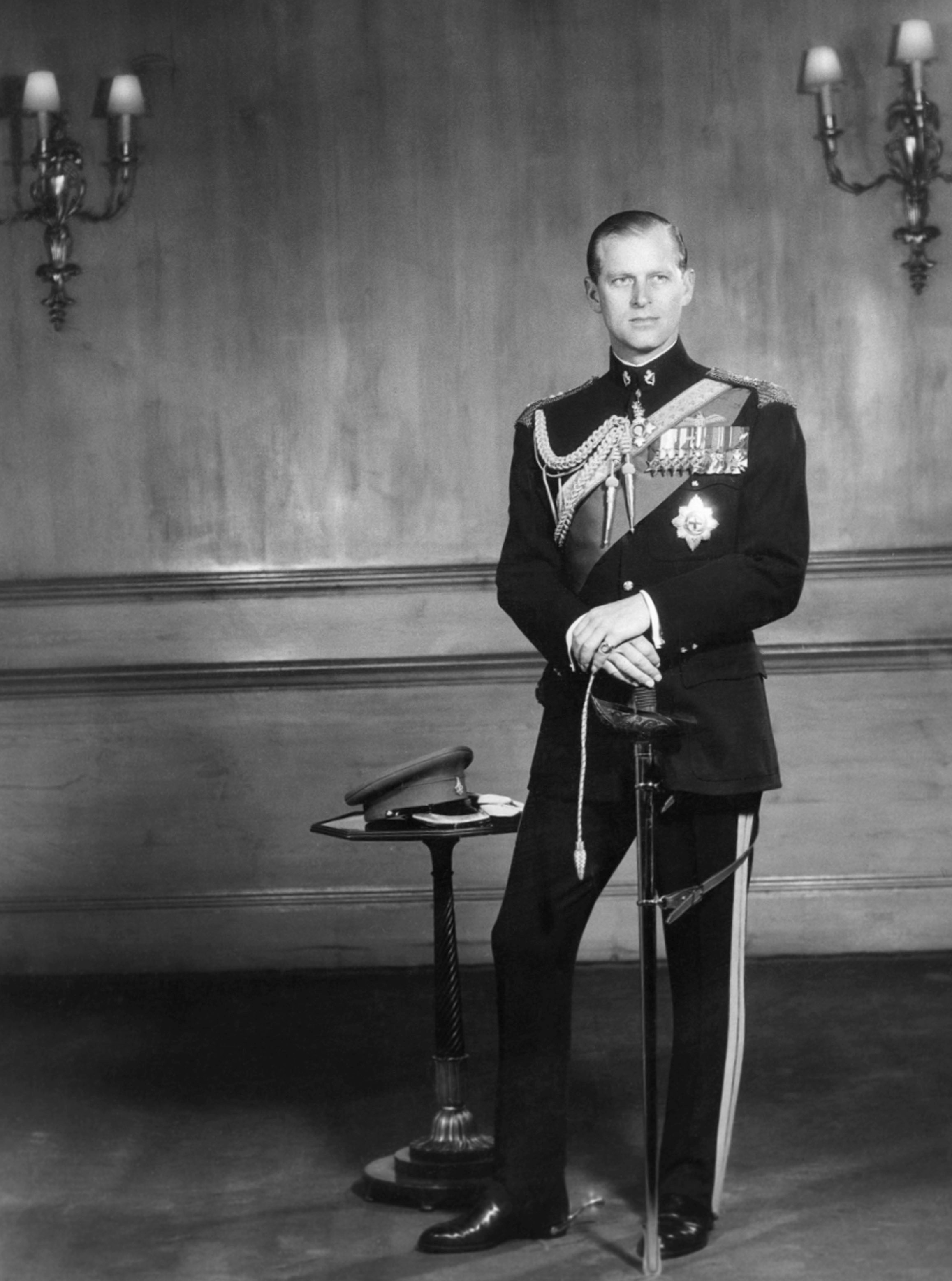 Luego de prestar servicio en la Marina Real a lo largo de la Segunda Guerra Mundial, Philip ascendió al rango de comandante, pero su carrera terminó cuando su esposa pasó a ser la reina Elizabeth II tras la muerte de su padre, el rey George VI, en 1952. (AP)