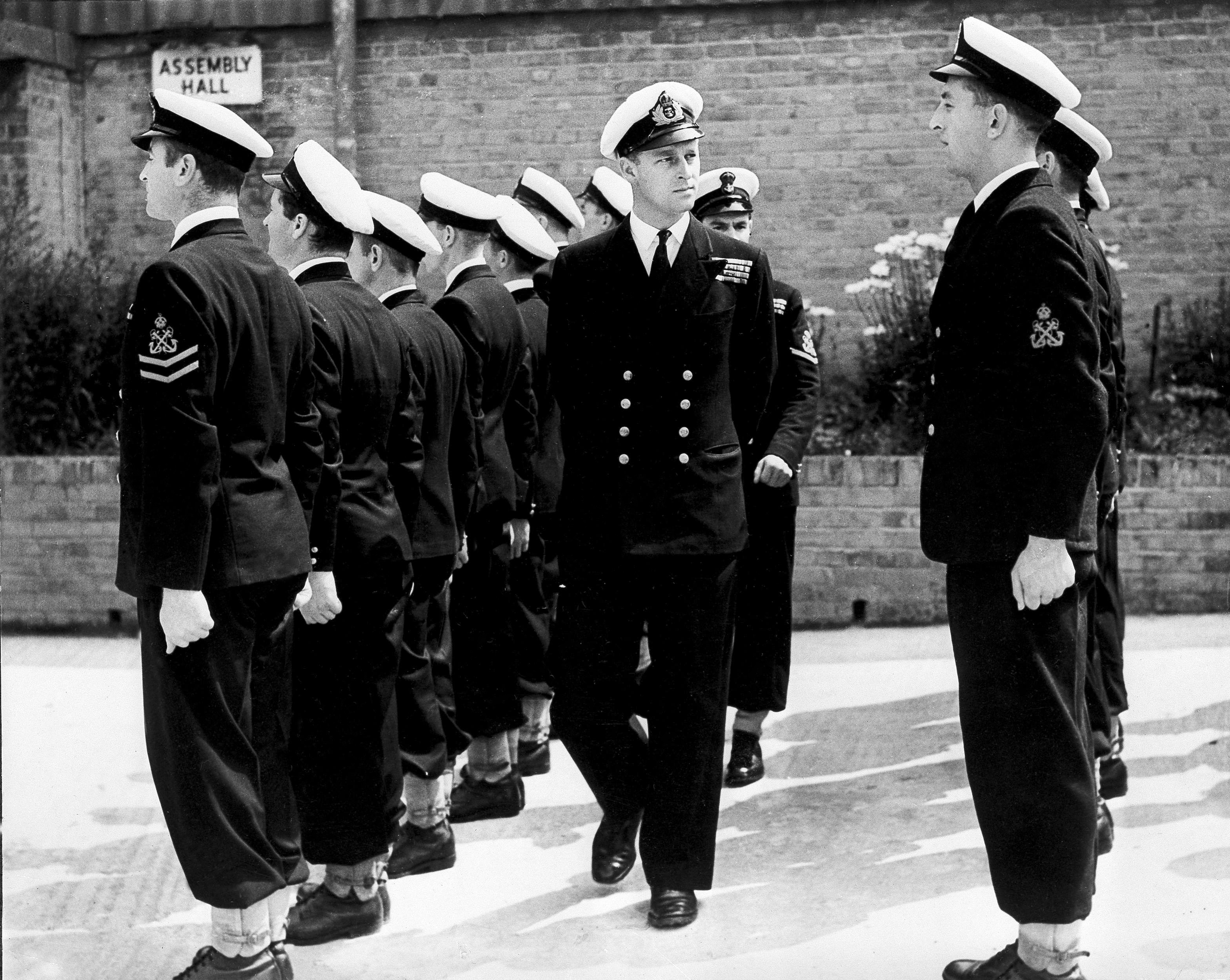 En 1939, Philip se unió al ejército británico como cadete de la Royal Naval College, Dartmouth. Ostentando este puesto fue que conoció a Elizabeth, quien se convertiría más tarde en su esposa y reina británica. (AP)