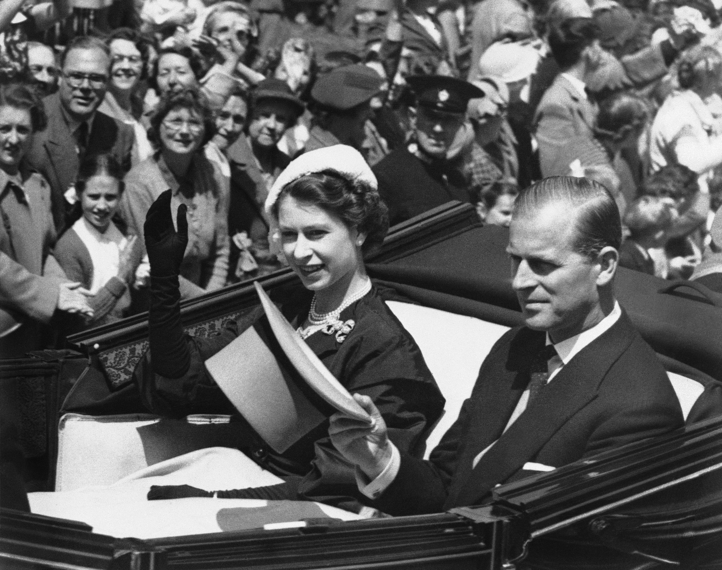 En las décadas posteriores, Philip, que ostentaba el título de duque de Edimburgo, pasó casi la totalidad de su matrimonio apoyando a su esposa en su papel de jefa del Estado. (AP)