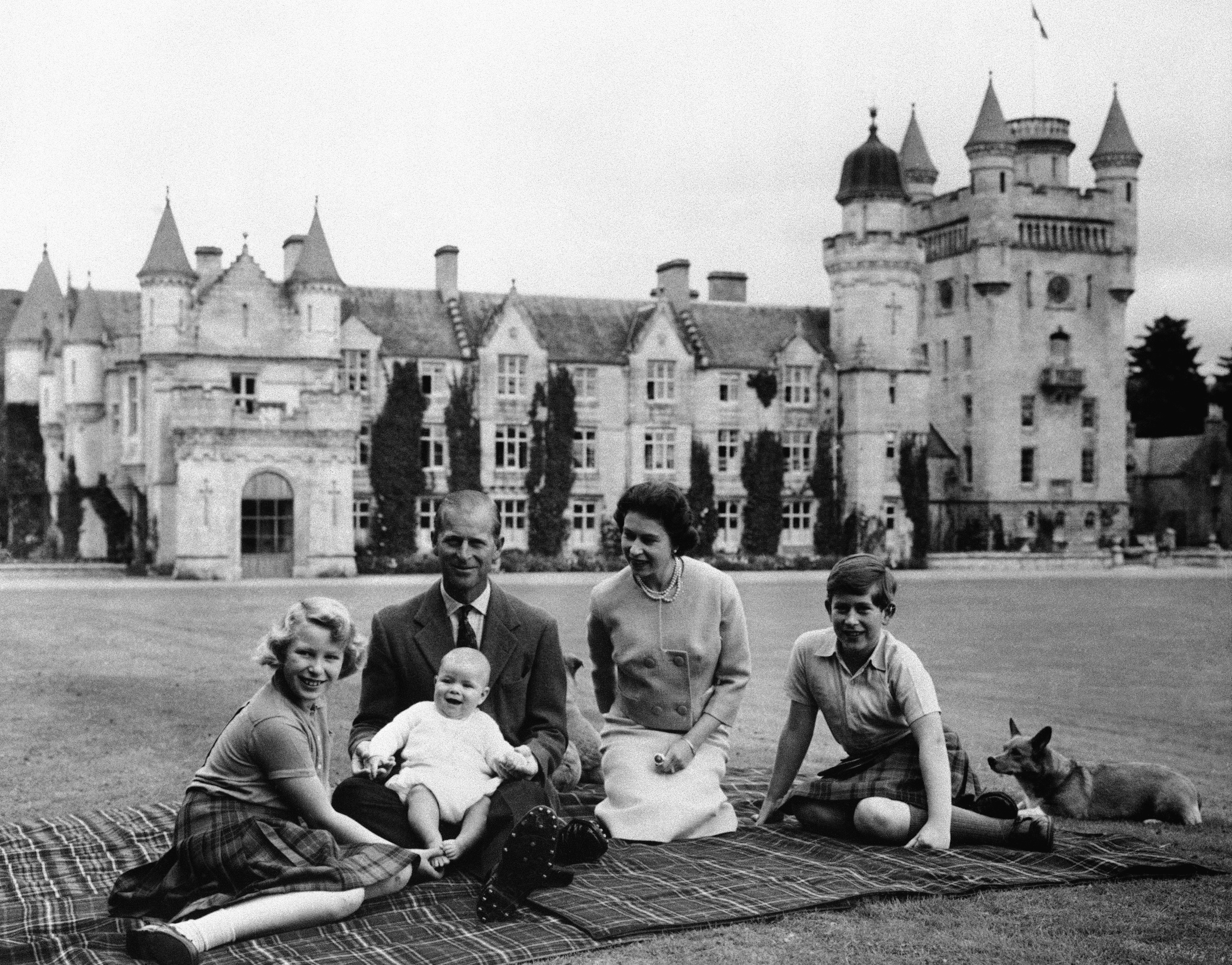 Philip y Elizabeth tuvieron cuatro hijos: Charles, el príncipe de Gales y heredero al trono; Anne, Andrew y Edward; ocho nietos que incluyen al príncipe William, segundo en la línea de sucesión al trono, y Harry; y 10 bisnietos. (AP)