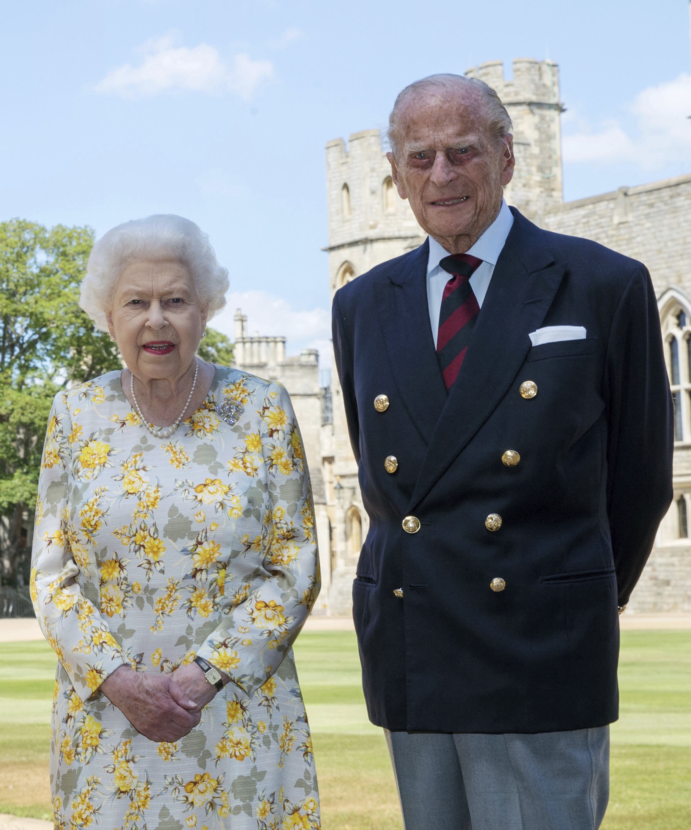 Tanto la reina Elizabeth II como el príncipe Philip fueron vacunados contra el coronavirus a principios de enero. (AP)