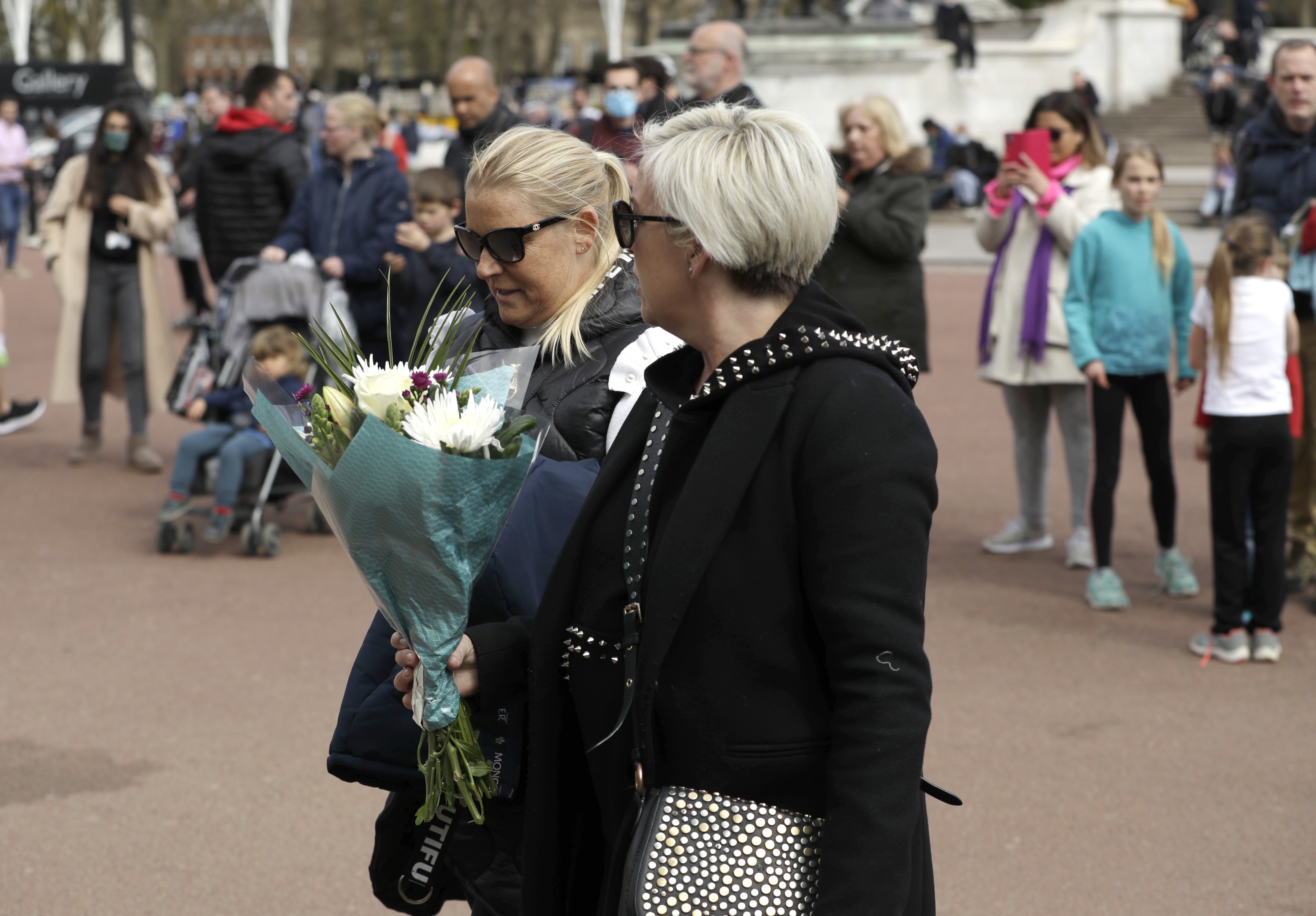 Cientos de personas han llegado hasta los portones del Palacio de Buckingham a presentar sus respetos al Duque de Edimburgo. (AP)