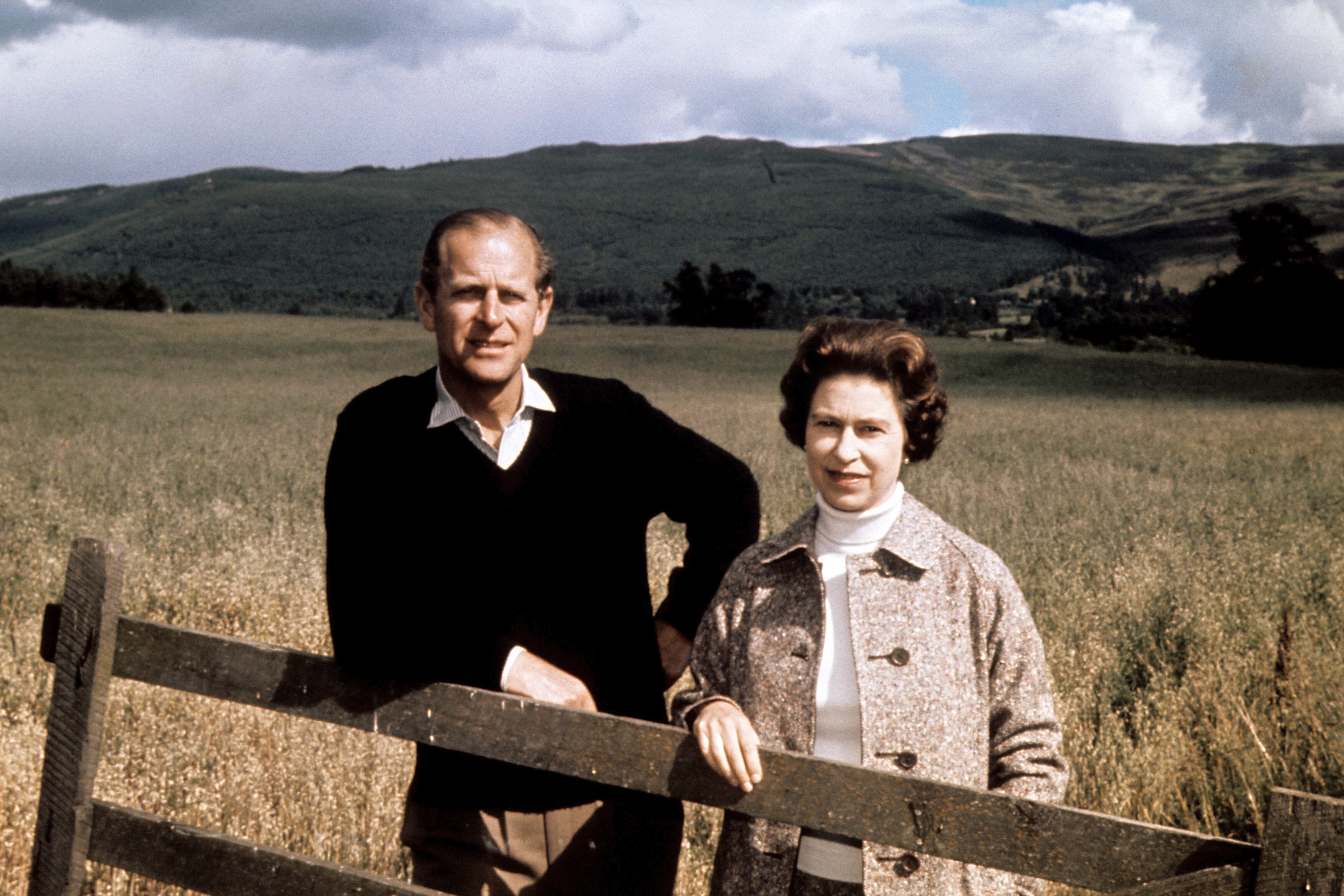 En su 50 aniversario de boda, Elizabeth II calificó a su esposo como “simplemente (...) mi fortaleza y base todos estos años”. (AP)