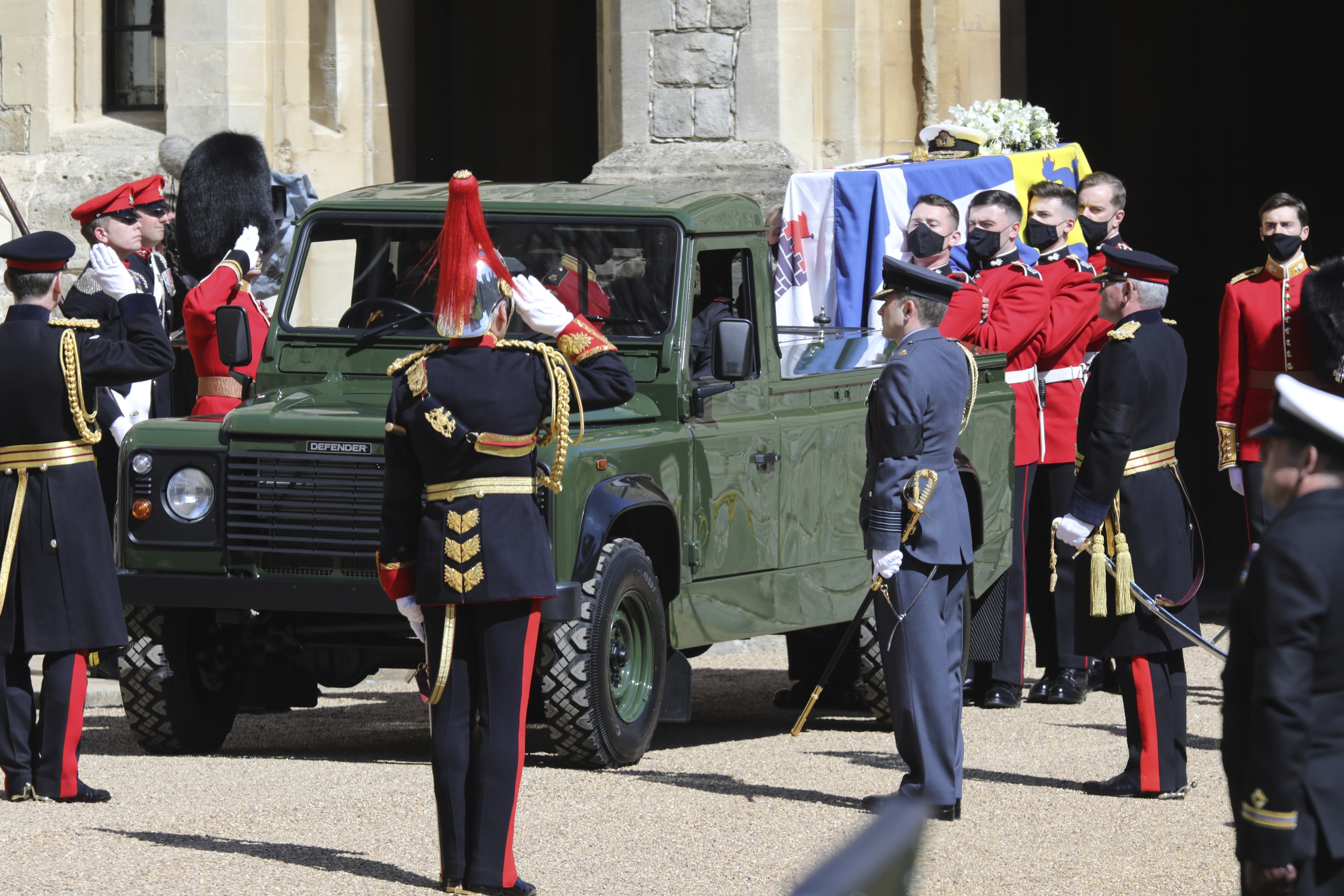 El ataúd fue transportado en un vehículo Land Rover modificado, cuyo diseño fue creado por el propio duque de Edimburgo. (AP)