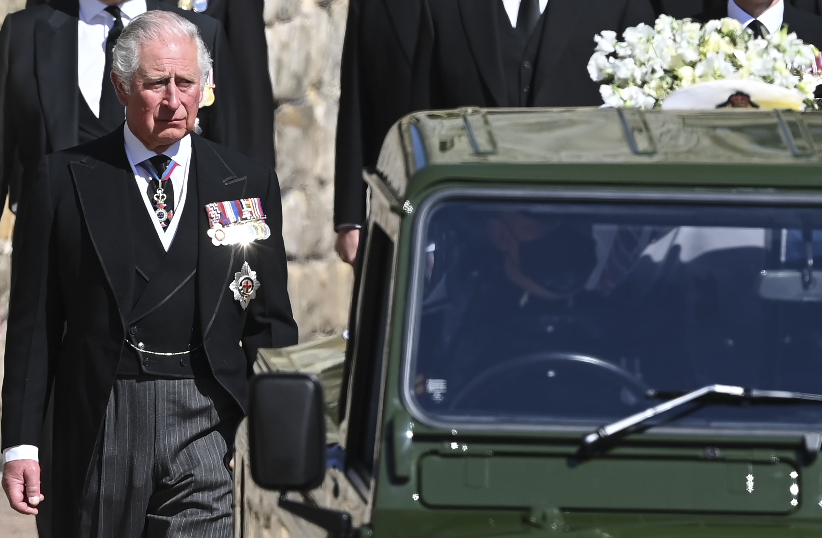 Al príncipe Charles, primogénito del duque de Edimburgo, se le vio muy afectado durante la ceremonia. (AP)