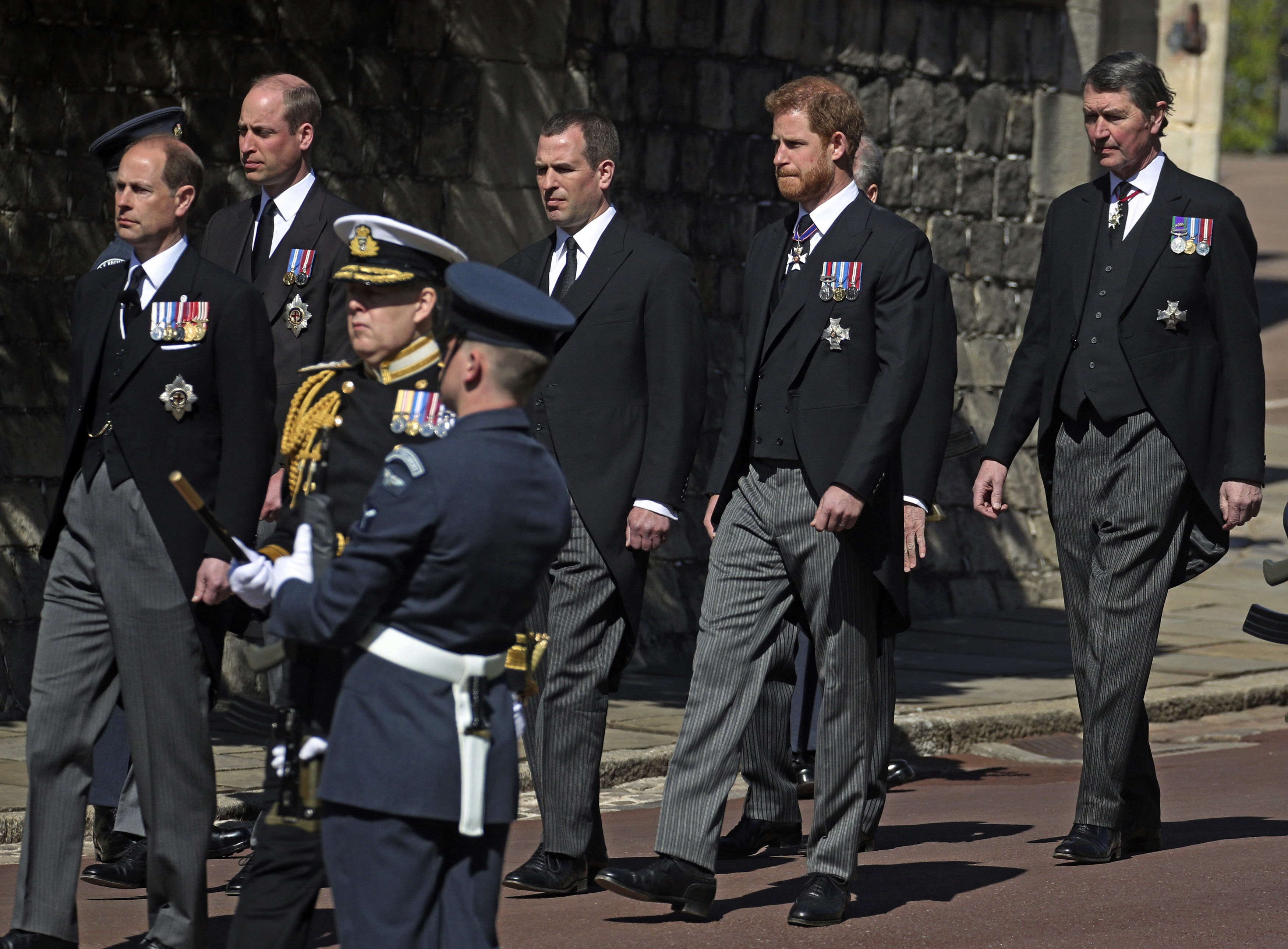 Peter Phillips, hijo mayor de la princesa Anne, desfiló en medio de los príncipes William y Harry. (AP)