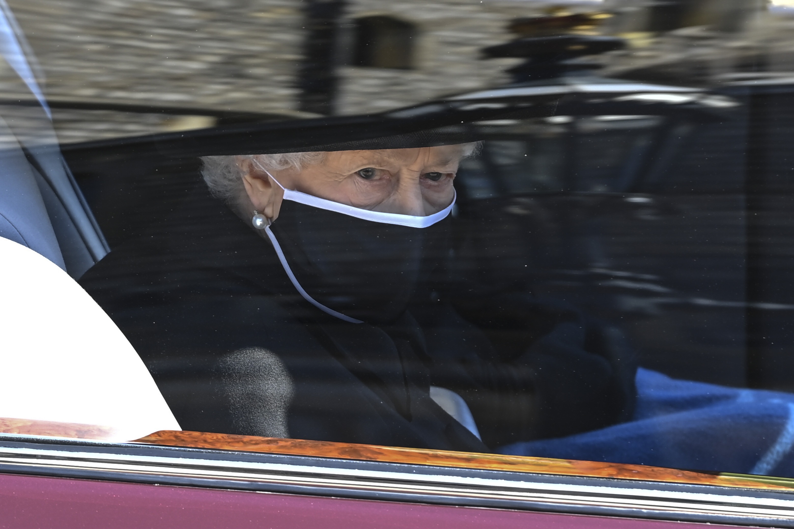 La reina Elizabeth II llegó hasta la capilla St. George y se le vio muy afectada. (AP)