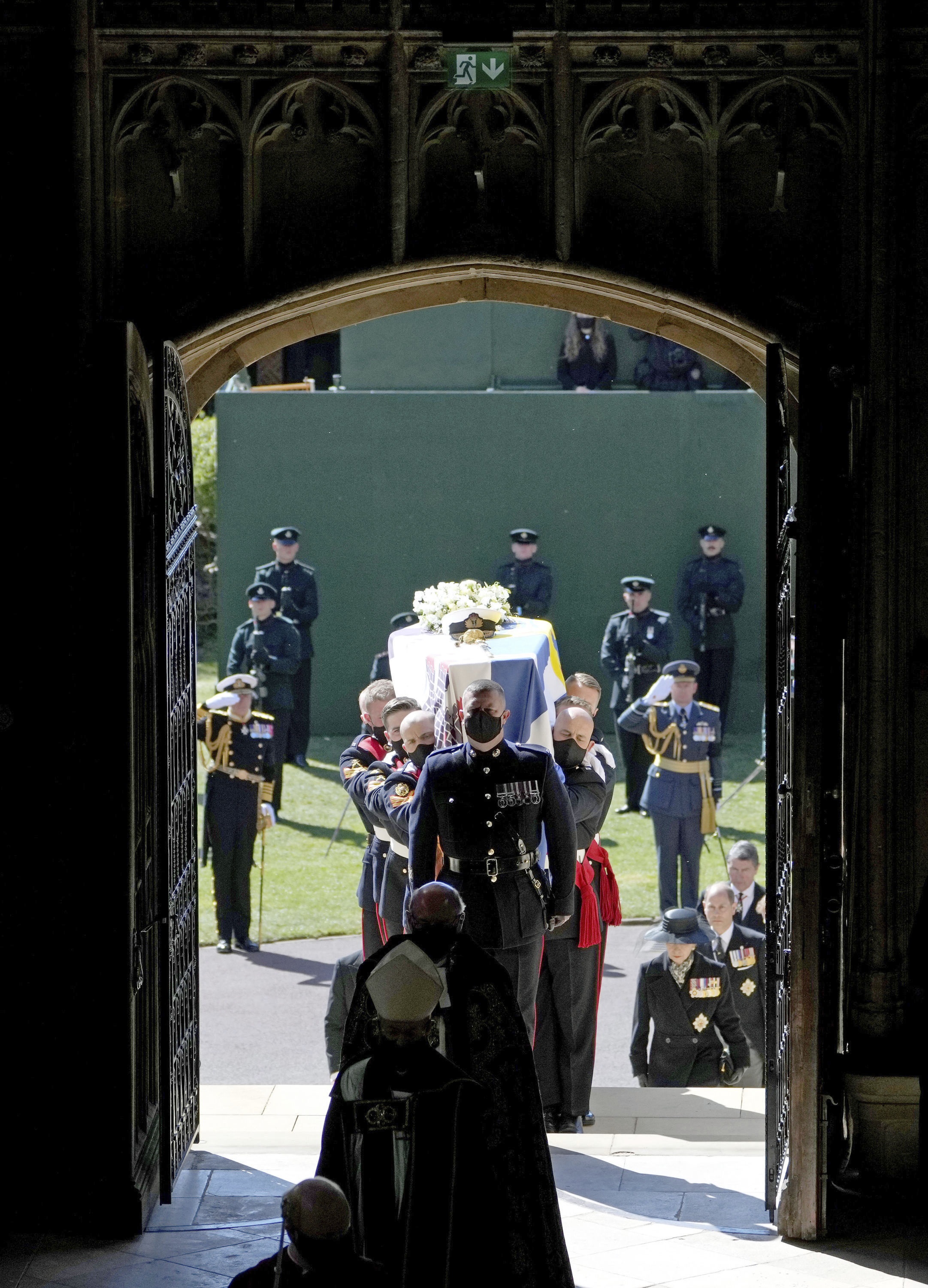 Aunque el desfile desde las puertas del castillo hasta la iglesia St. George se hizo a pie, una vez entraron a la iglesia, los miembros de la familia real siguieron el protocolo contra el COVID-19 y utilizaron mascarillas. (AP)