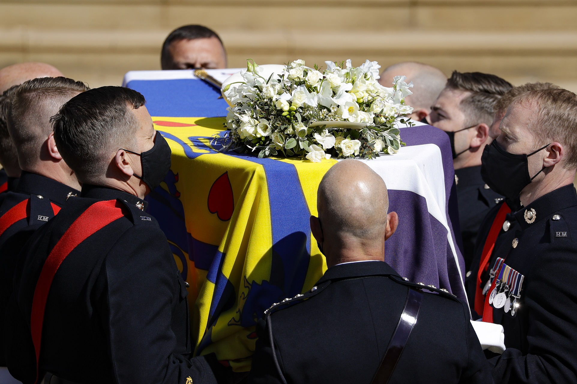 Sobre el ataúd descansaba una corona de flores blancas, la bandera, la gorra militar y la espada del príncipe Philip. (AP)