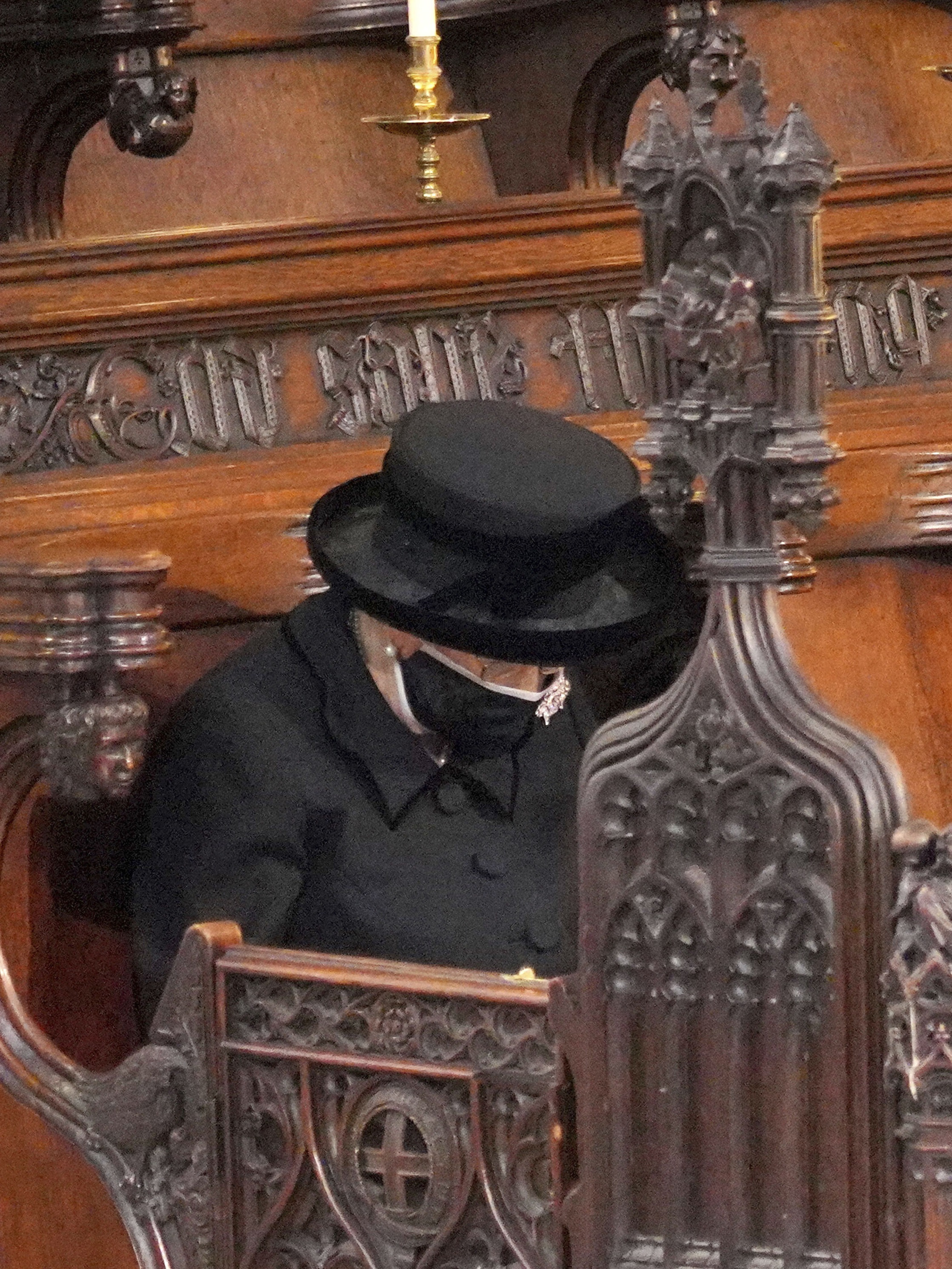 La reina Elizabeth II se sentó sola en la iglesia. (AP)