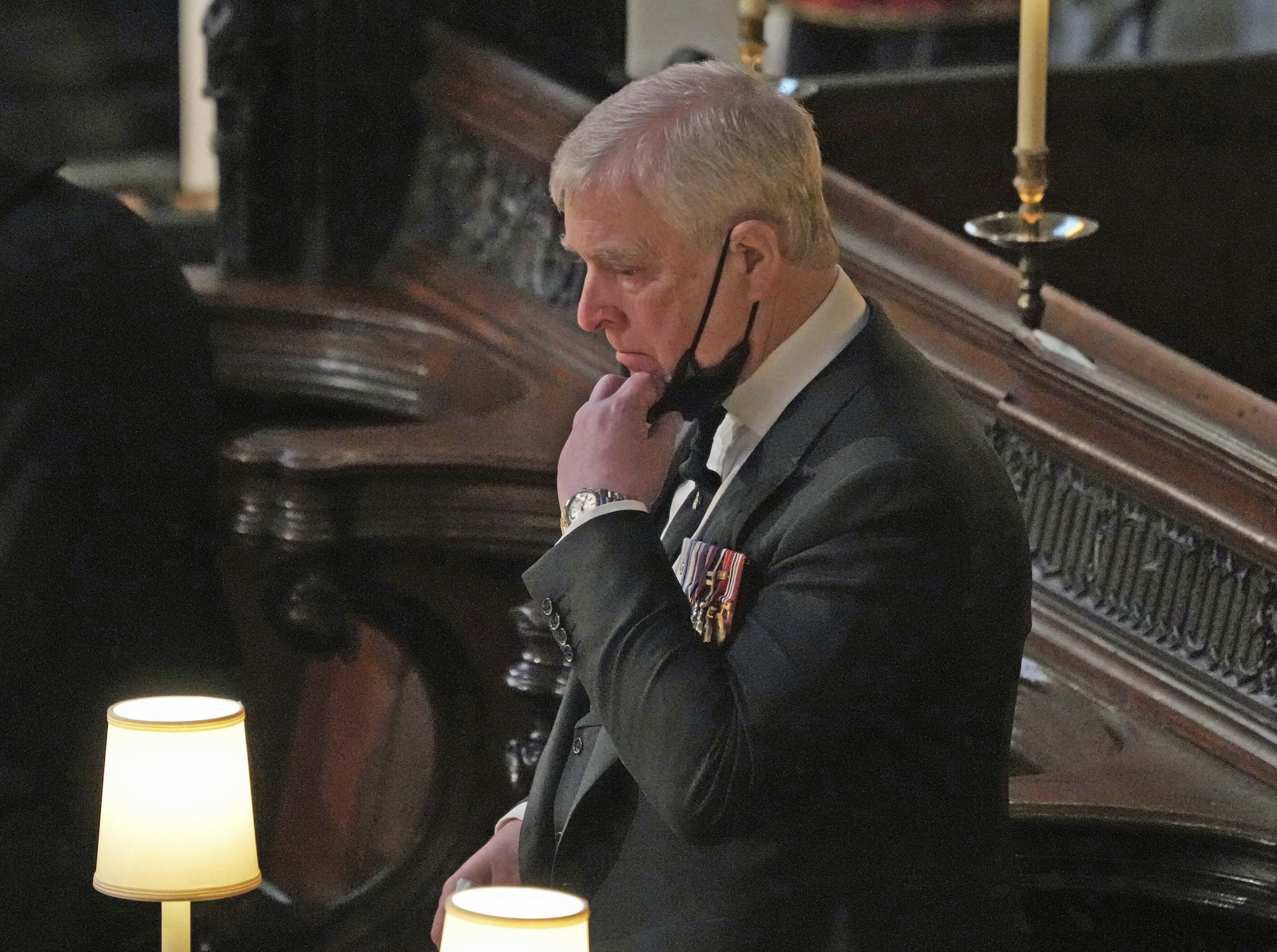 El príncipe Andrew durante la ceremonia. (AP)