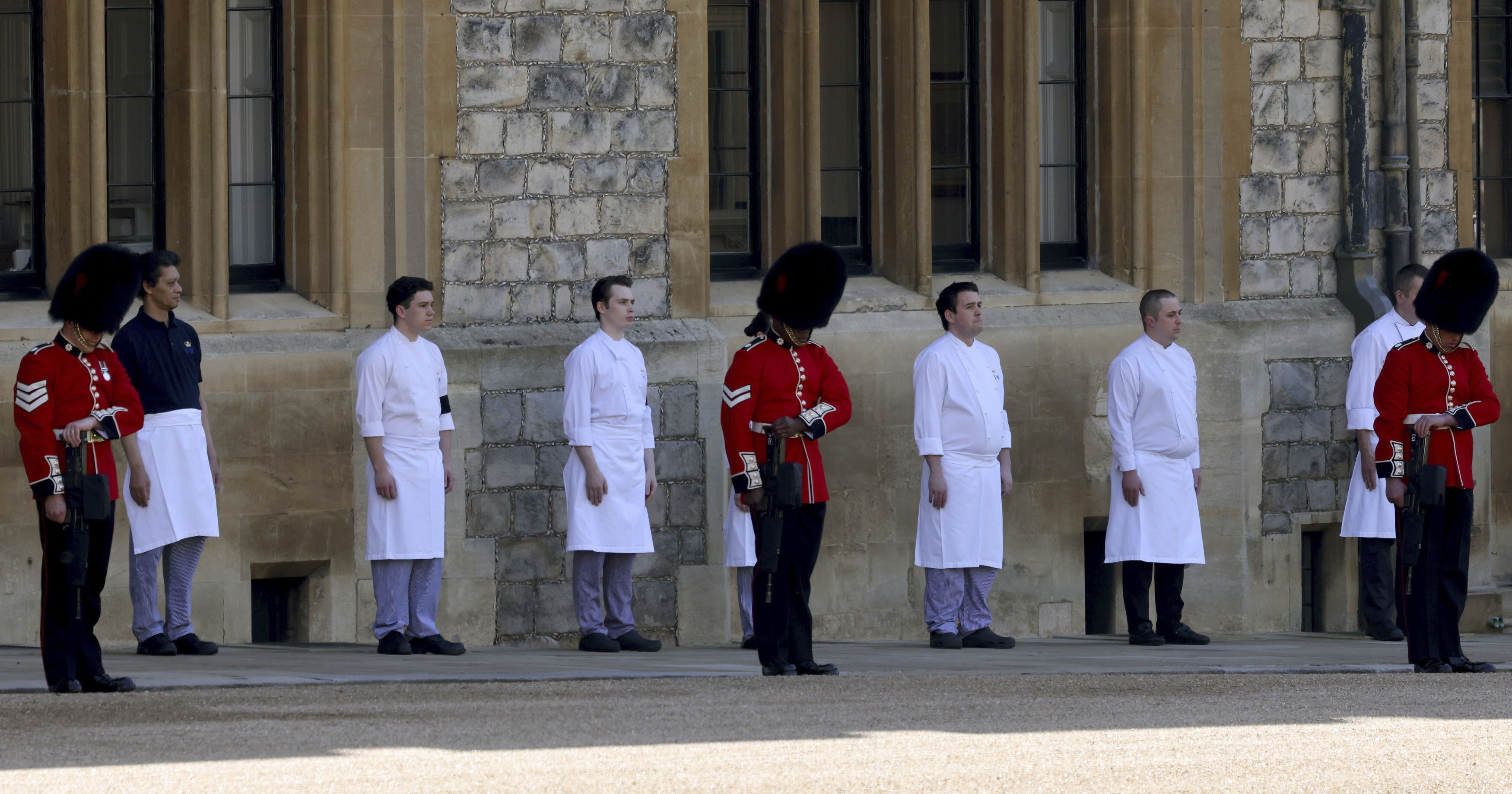 Miembros del personal de servicio del castillo de Windsor salieron a rendir honor al duque. (AP)