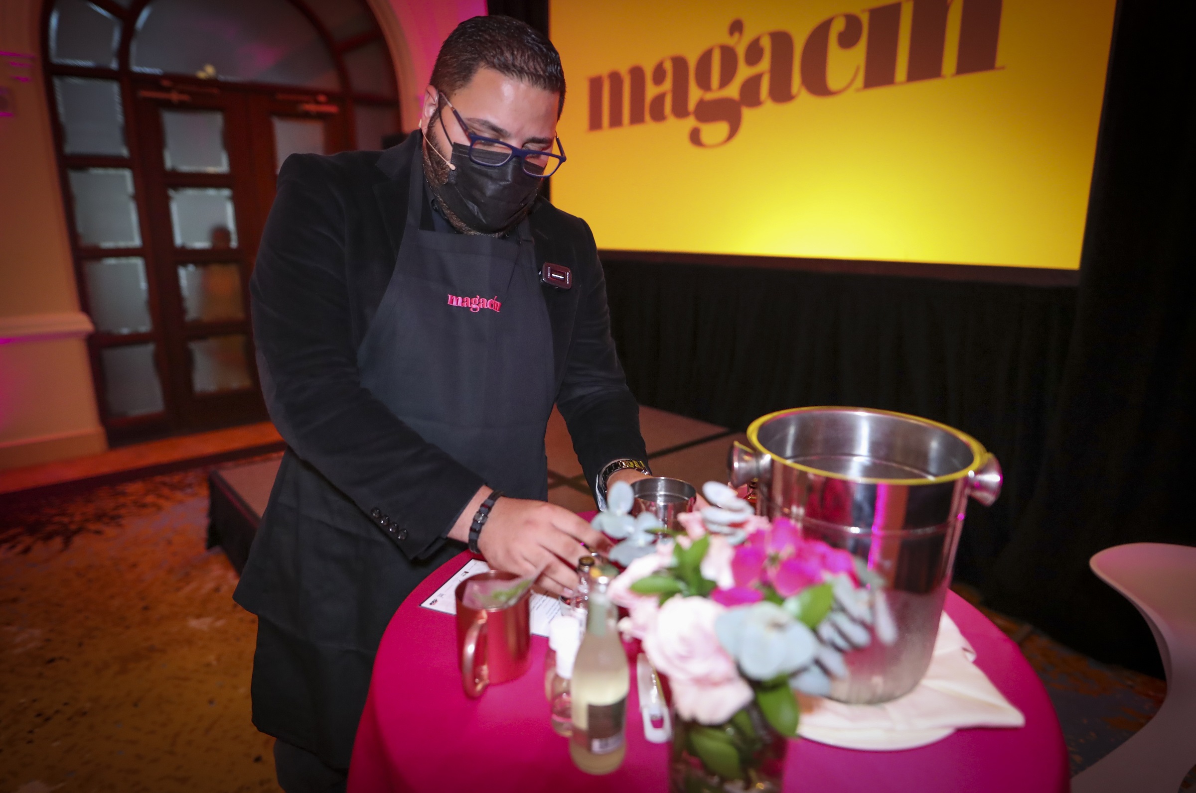 El mixólogo José “Kiko” Vázquez, de Méndez & Co., enseñó a confeccionar un Moscow Mule y un Old Fashioned (david.villafane@gfrmedia.com)
