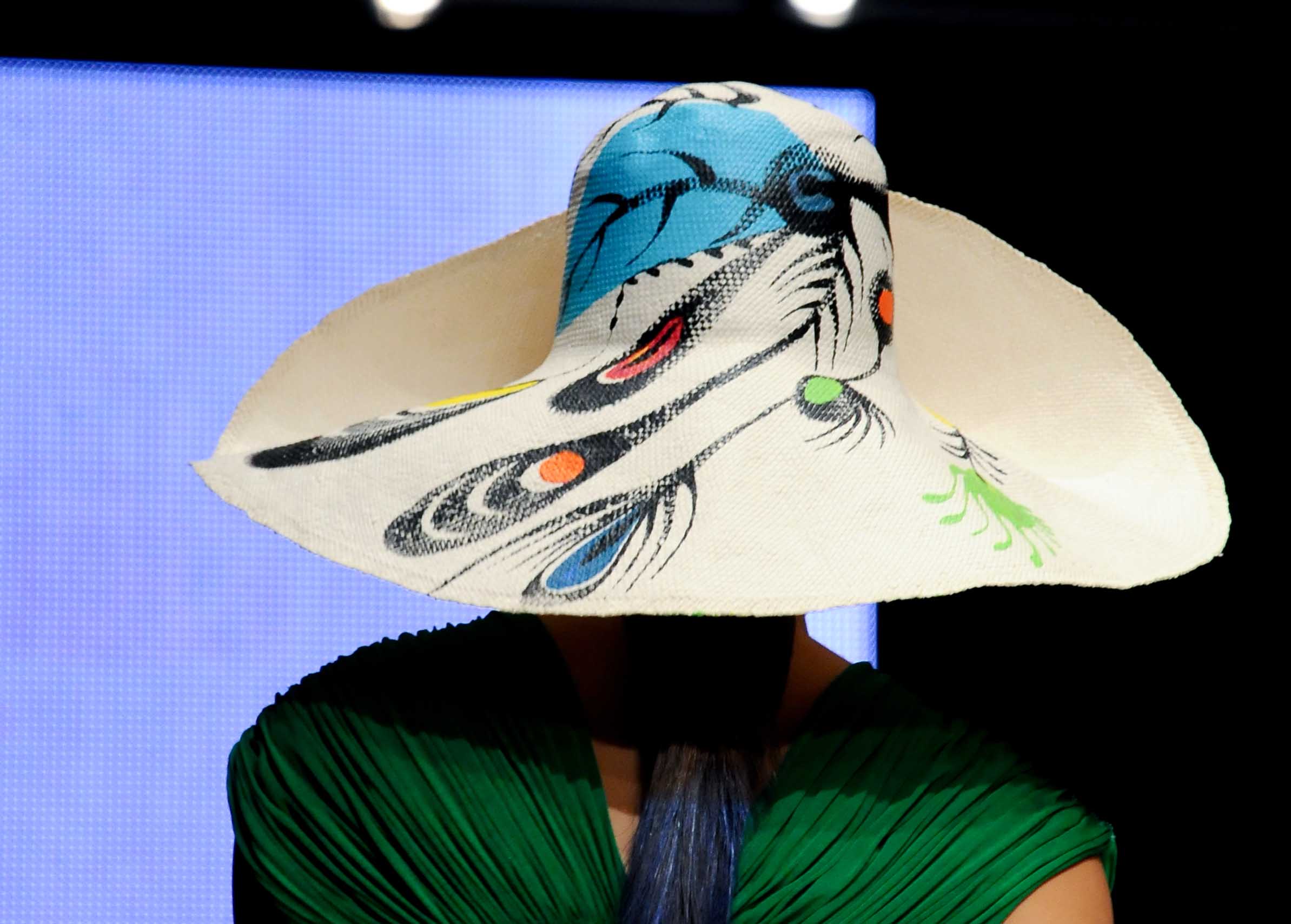 Detalle de un sombrero pintado a mano, con vestido verde, diseños que Toledo presentó en Puerto Rico en 2011. (Foto Archivo GFR Media)