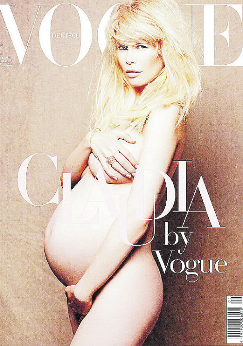 En 2010, Claudia Schiffer lució el embarazo de su tercer hijo en la portada de Vogue. (Archivo)