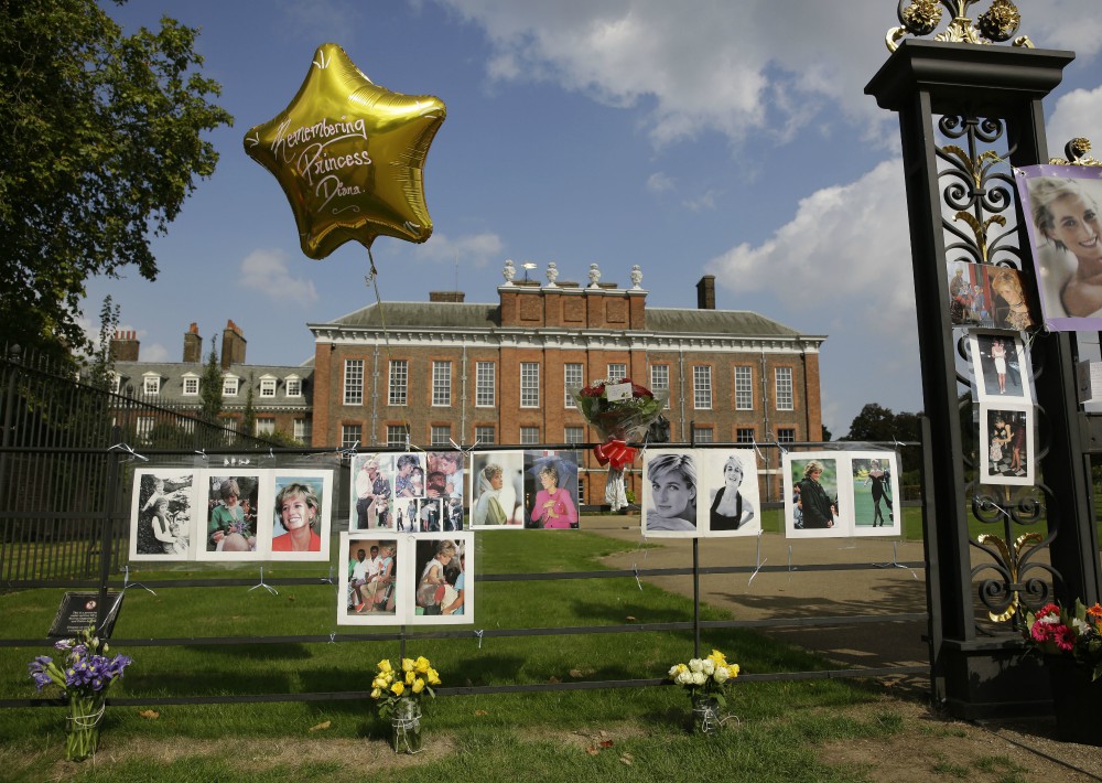 Año tras año, miles de ciudadanos conmocionados de todo el mundo llenan los palacios de Kensigton y Buckingham de flores, velas y mensajes de cariño. (Foto: AP)