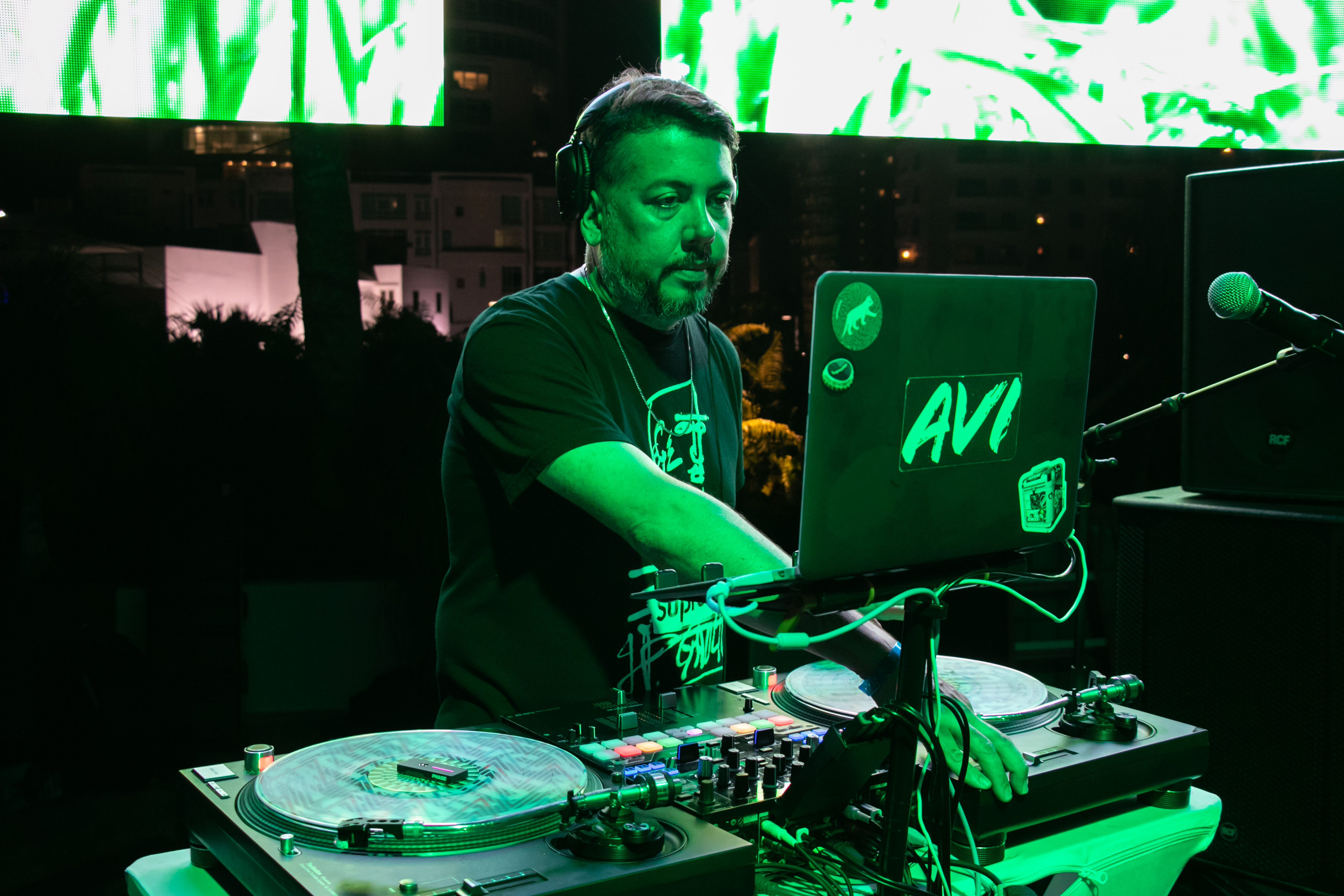 DJ Avi puso a bailar a los asistentes y personajes interactivos alusivos a la naturaleza hasta pasada la medianoche. (Suministrada)