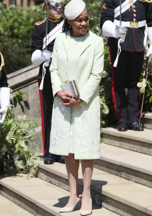 La madre de la novia, Doria Ragland, seleccionó un conjunto verde claro de Oscar de la Renta. (AP)