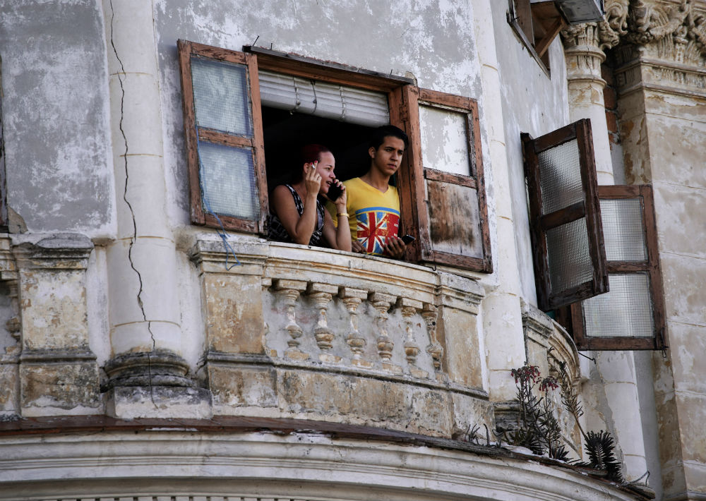 Frente al centro cultural, la pareja real se detuvo a escuchar a una banda local, que luego de interpretar a los Beatles, cerró con el mítico "Satisfaction" de The Rolling Stones. (AP)