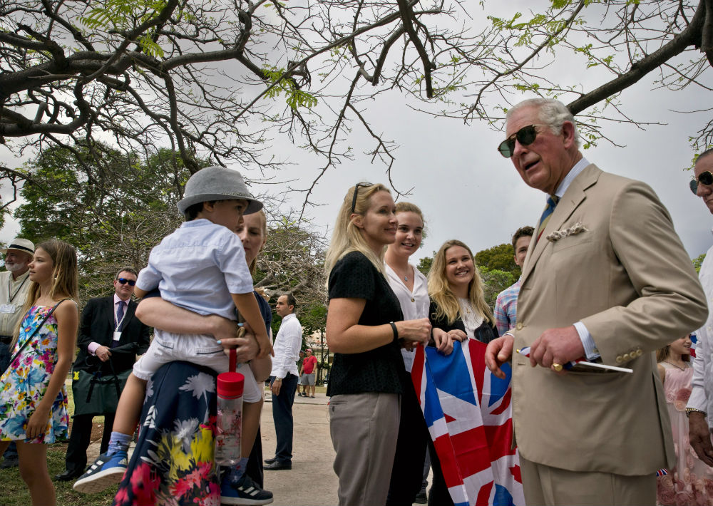 Charles y Camila saludaron a una representación de la comunidad británica residente en la isla. (AP)