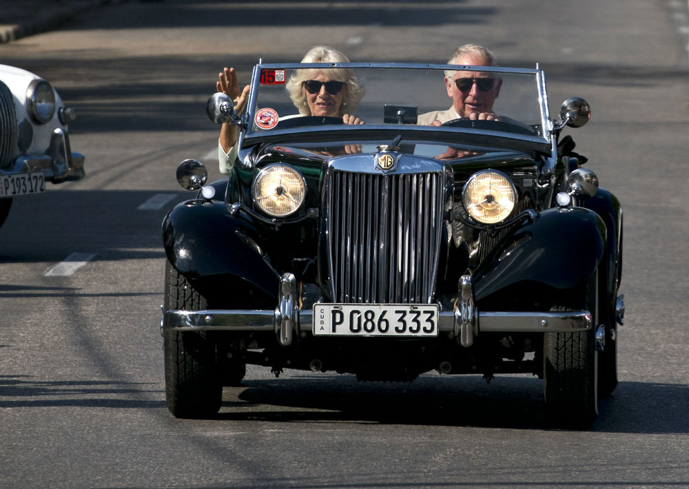 Charles y Camila llegaron al lugar conduciendo un auto descapotable de la marca británica MG, fabricado en 1953. (AP)