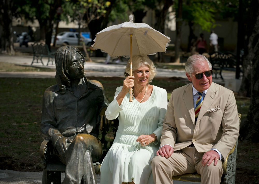 "Se nota que es popular, el banco está pulido", bromeó Charles con los periodistas que tomaban fotos frente a la estatua del compositor y cantante, que para la ocasión lucía sus famosas gafas desmontables. (AP)